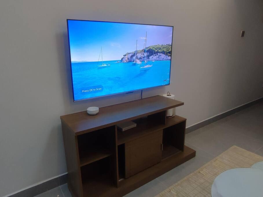 Valley Heights Super Studio NETFLIX GYM 2mins to eateries view 2