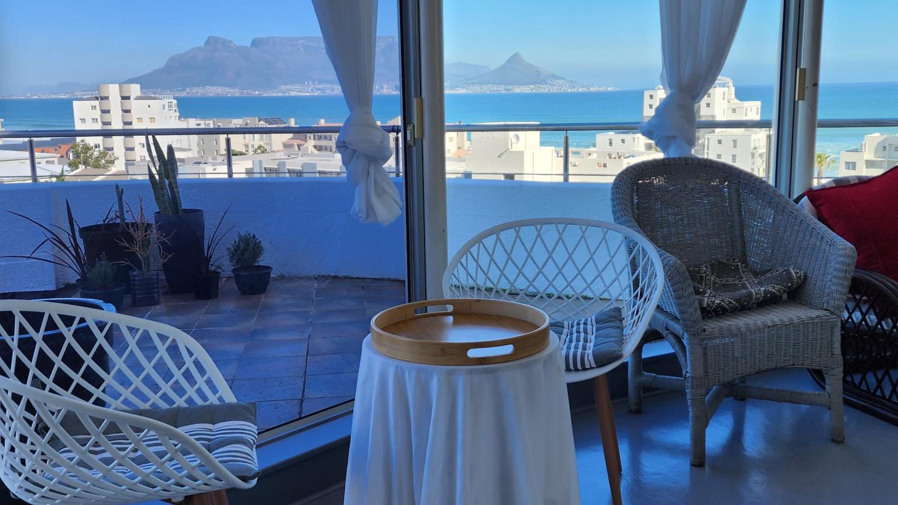 The Penthouse, Pub Lounge and Porch on the Palace, Bloubergstrand view 2