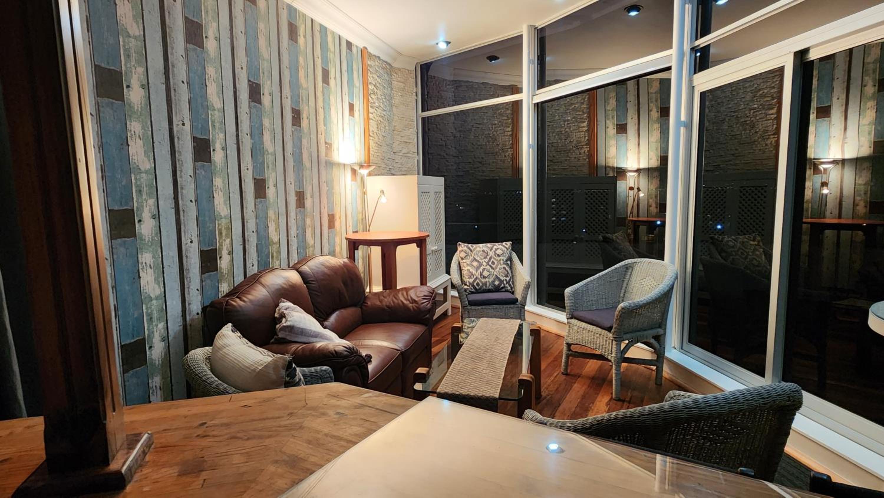 The Penthouse, Pub Lounge and Porch on the Palace, Bloubergstrand view 3