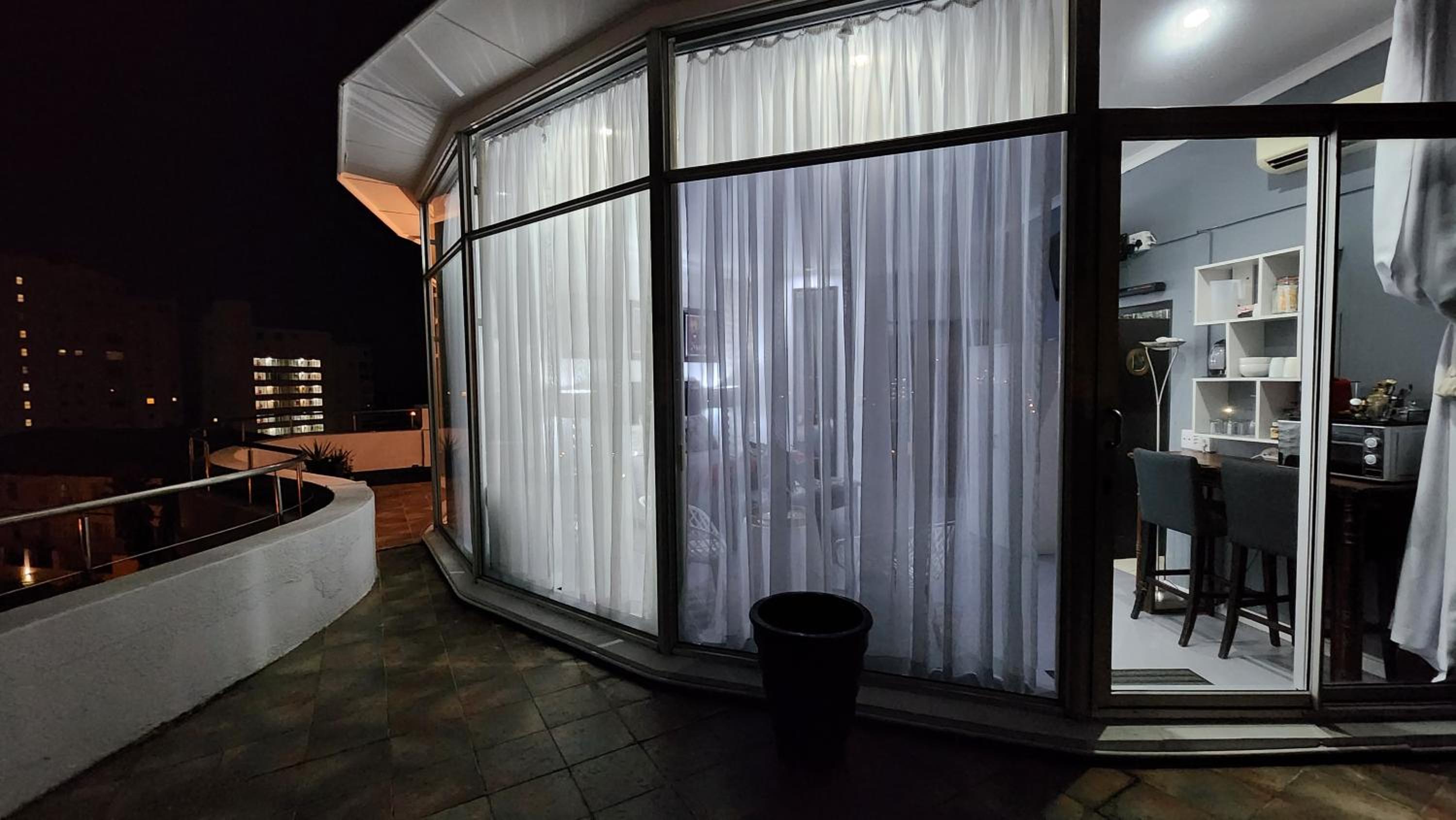 The Penthouse, Pub Lounge and Porch on the Palace, Bloubergstrand view 5