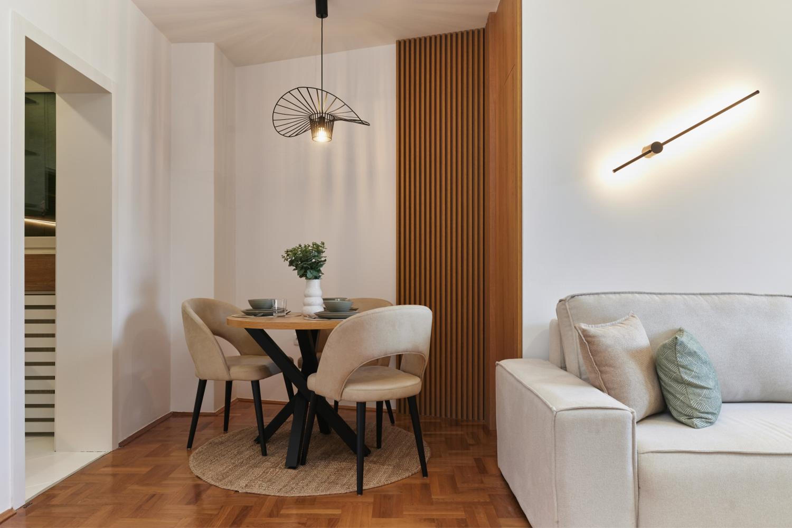 Modern Living Apt - City Center Elegance - FREE PARKING view 3