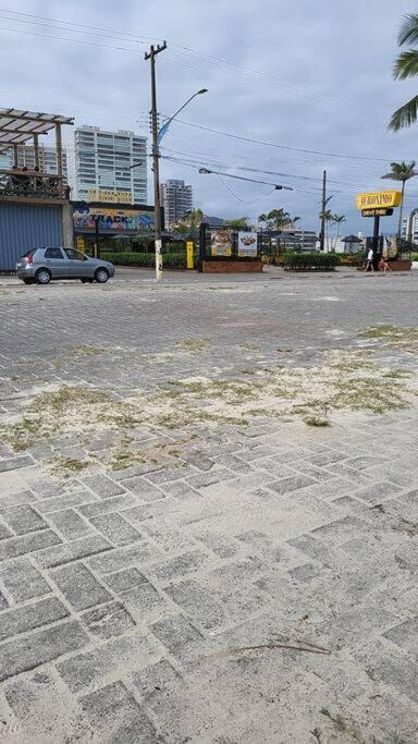Apto completo à 1 quadra da praia da Enseada.