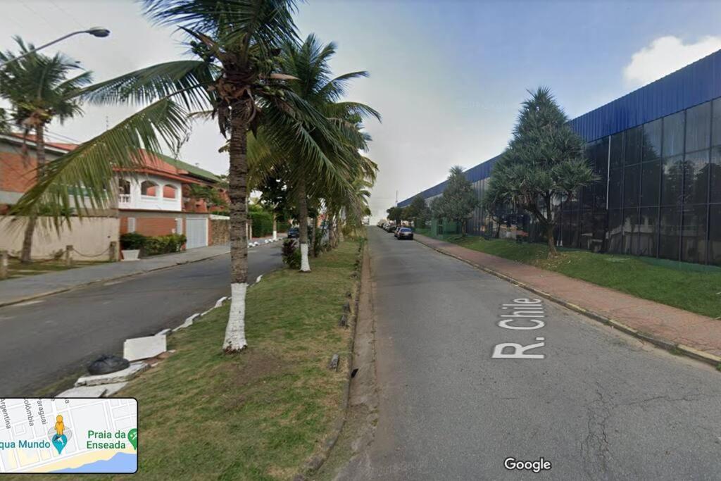 Apto completo à 1 quadra da praia da Enseada.