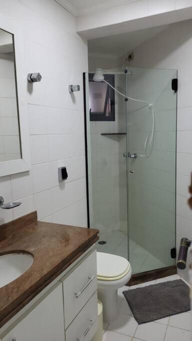 Apto completo à 1 quadra da praia da Enseada.
