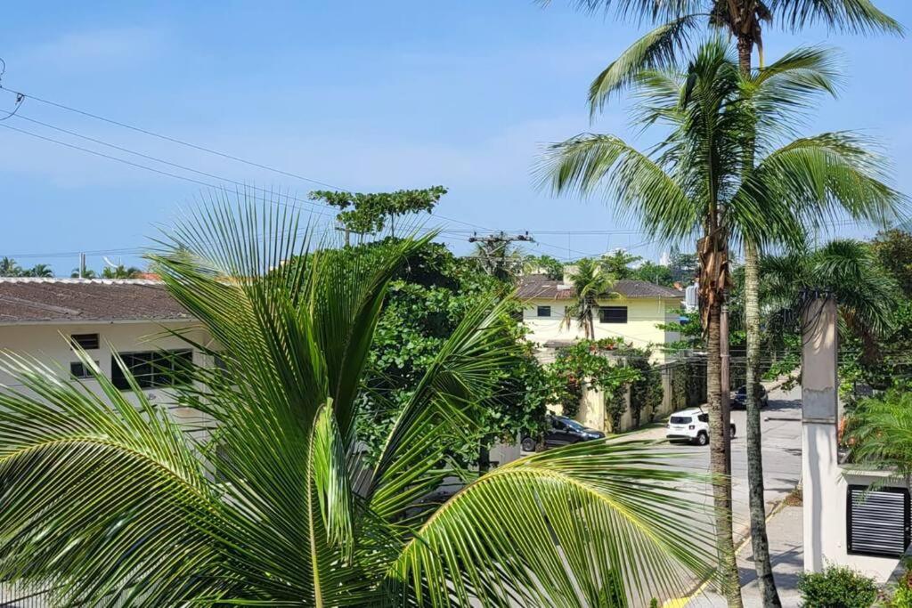 Apto completo à 1 quadra da praia da Enseada.