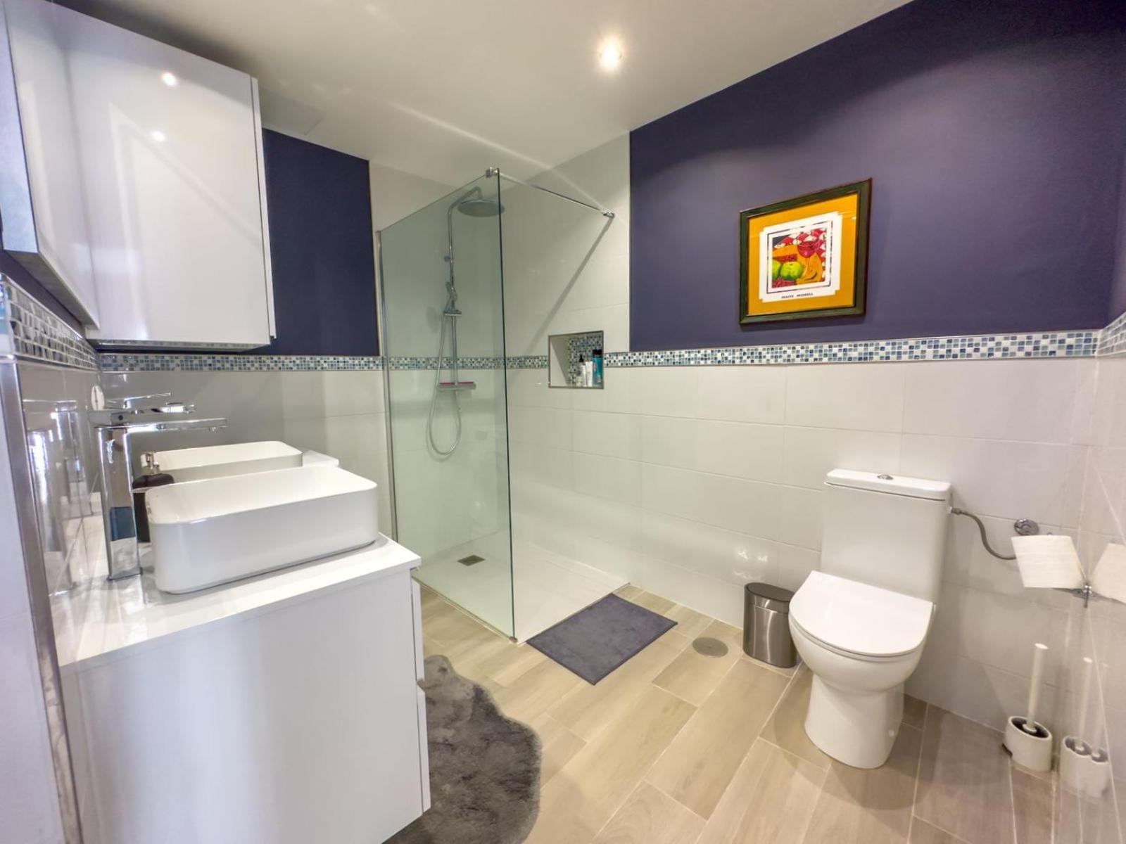 Secret View Elviria en Marbella — bathroom