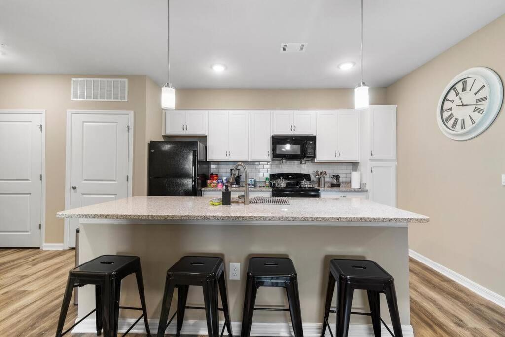 Sophisticated 3BD/2BA Retreat: Pool, Gym, Laundry view 2