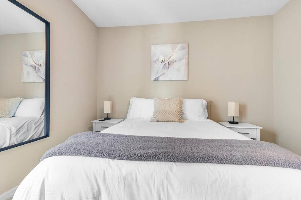 Sophisticated 3BD/2BA Retreat: Pool, Gym, Laundry view 3