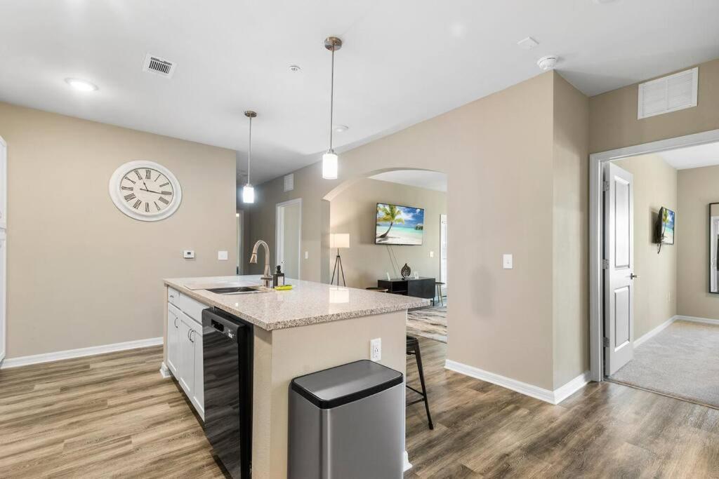 Sophisticated 3BD/2BA Retreat: Pool, Gym, Laundry view 4