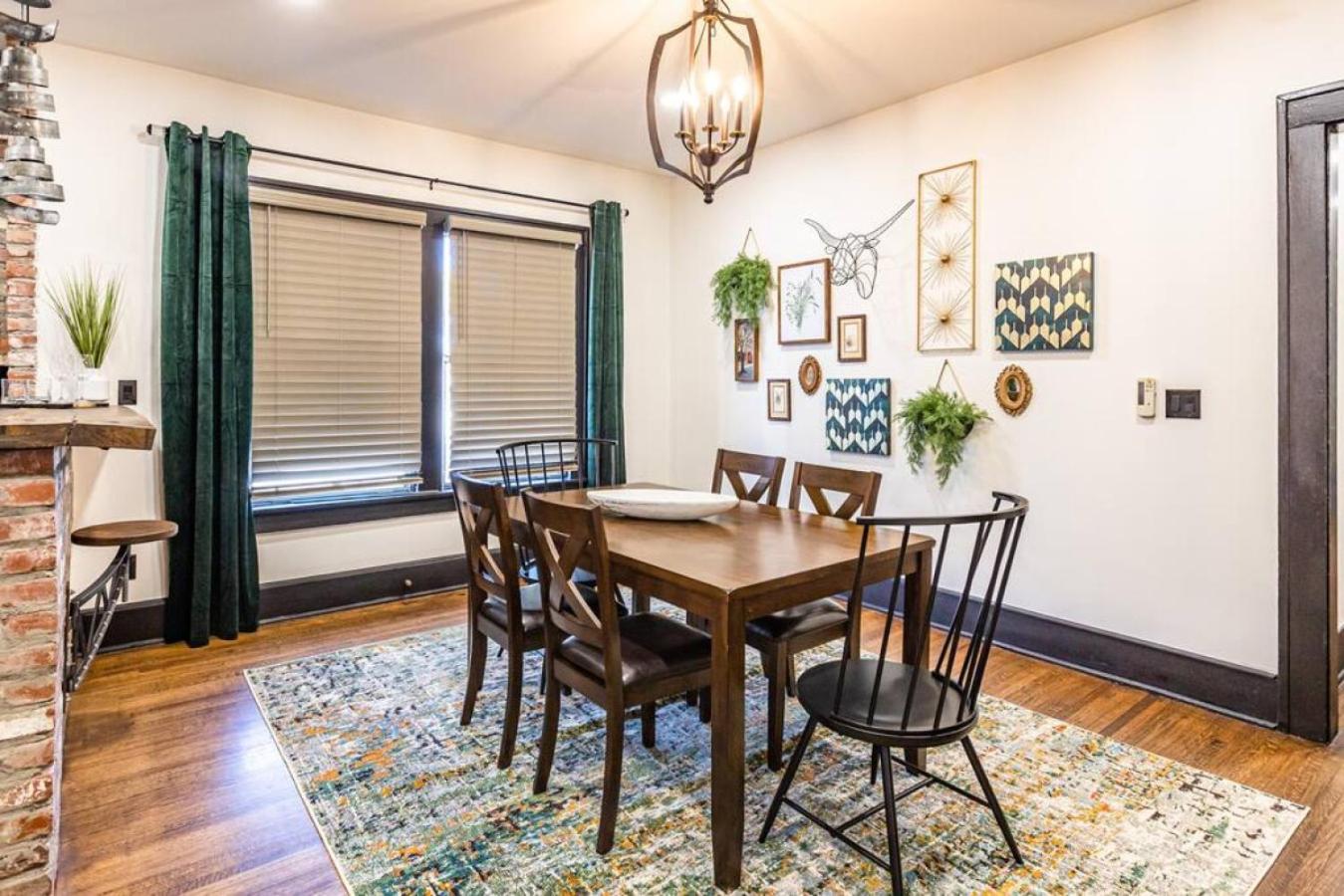 Pleasantly Plush - Quality and Comfort Downtown view 5
