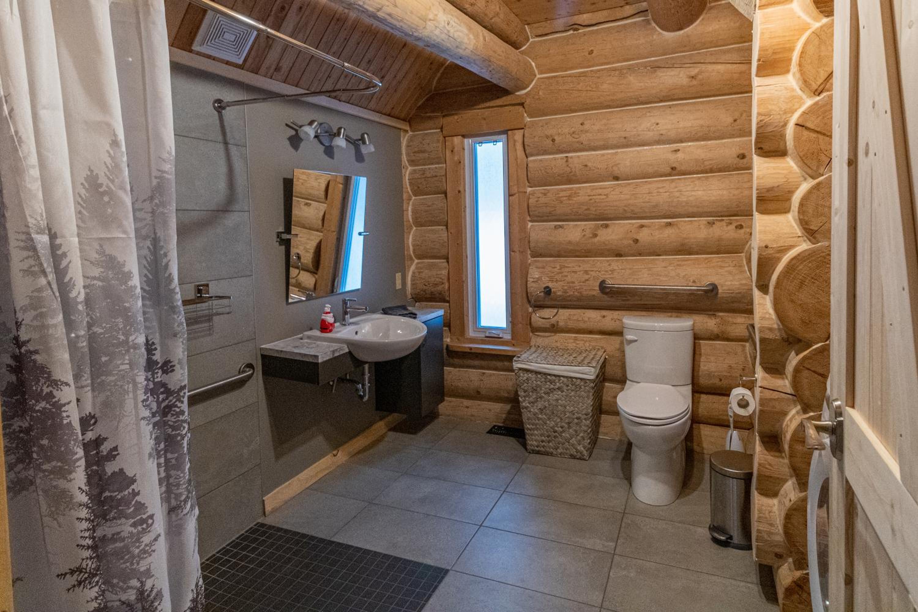 Les Chalets Tourisma - Chalet en bois rond avec spa et lac privé - Le Caribou