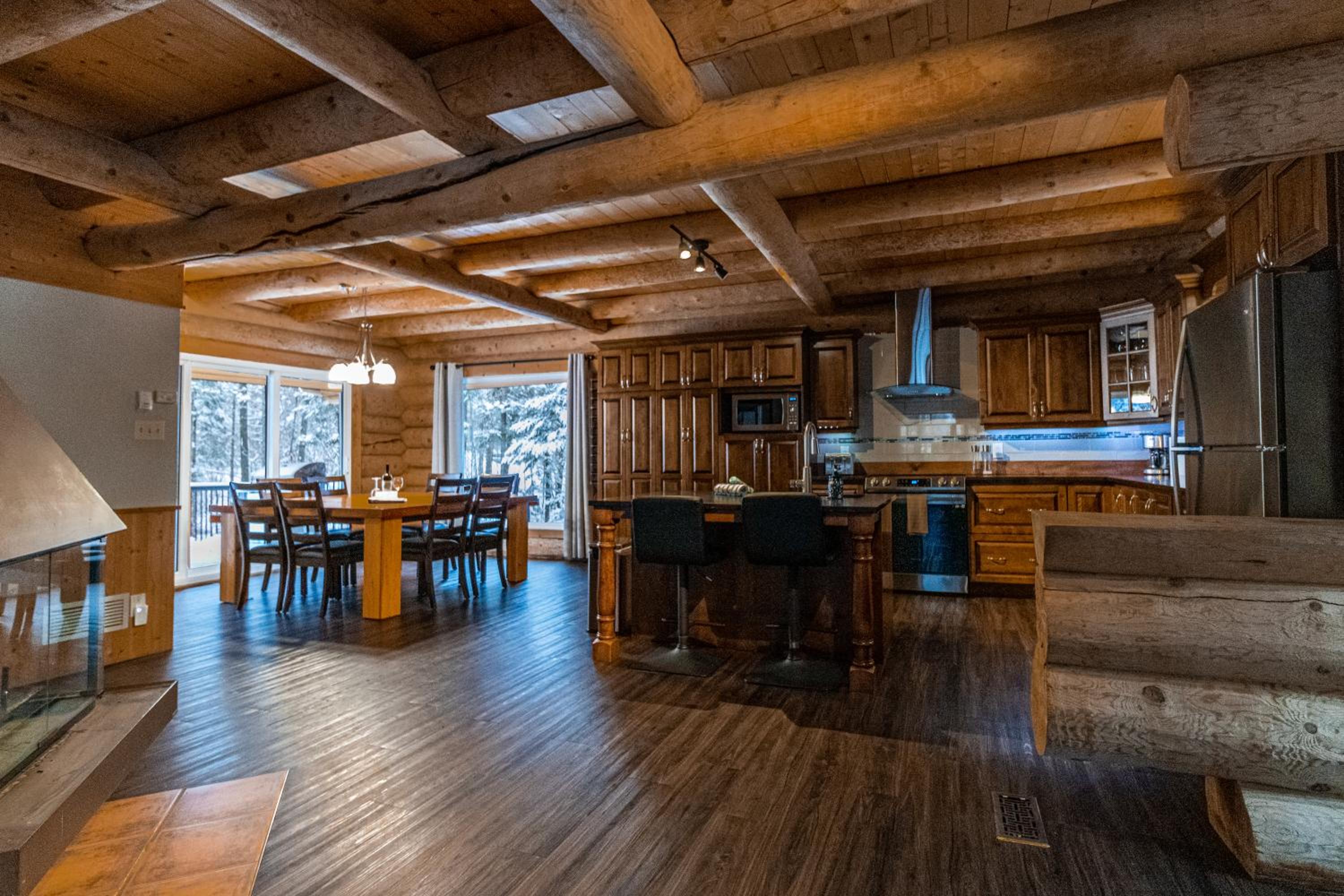Les Chalets Tourisma - Chalet en bois rond avec spa et lac privé - Le Caribou
