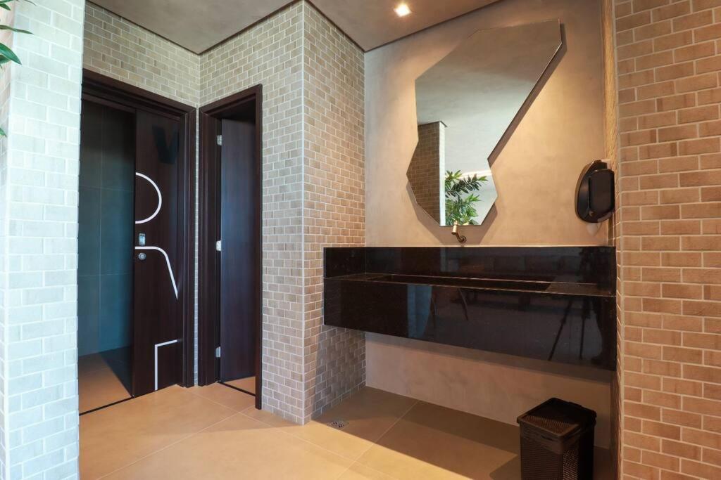 Apartamento novo e completo há 500m da praia Ponta Verde!