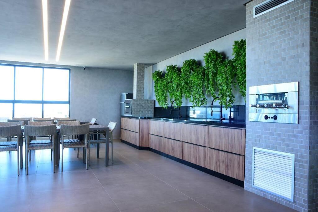 Apartamento novo e completo há 500m da praia Ponta Verde!