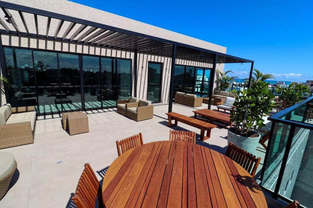 Apartamento novo e completo há 500m da praia Ponta Verde!