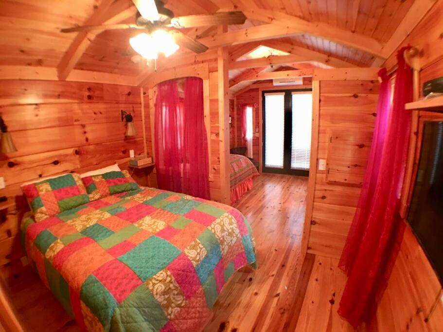 Gypsy Cottage Near the Smokies #15 Queenie view 3