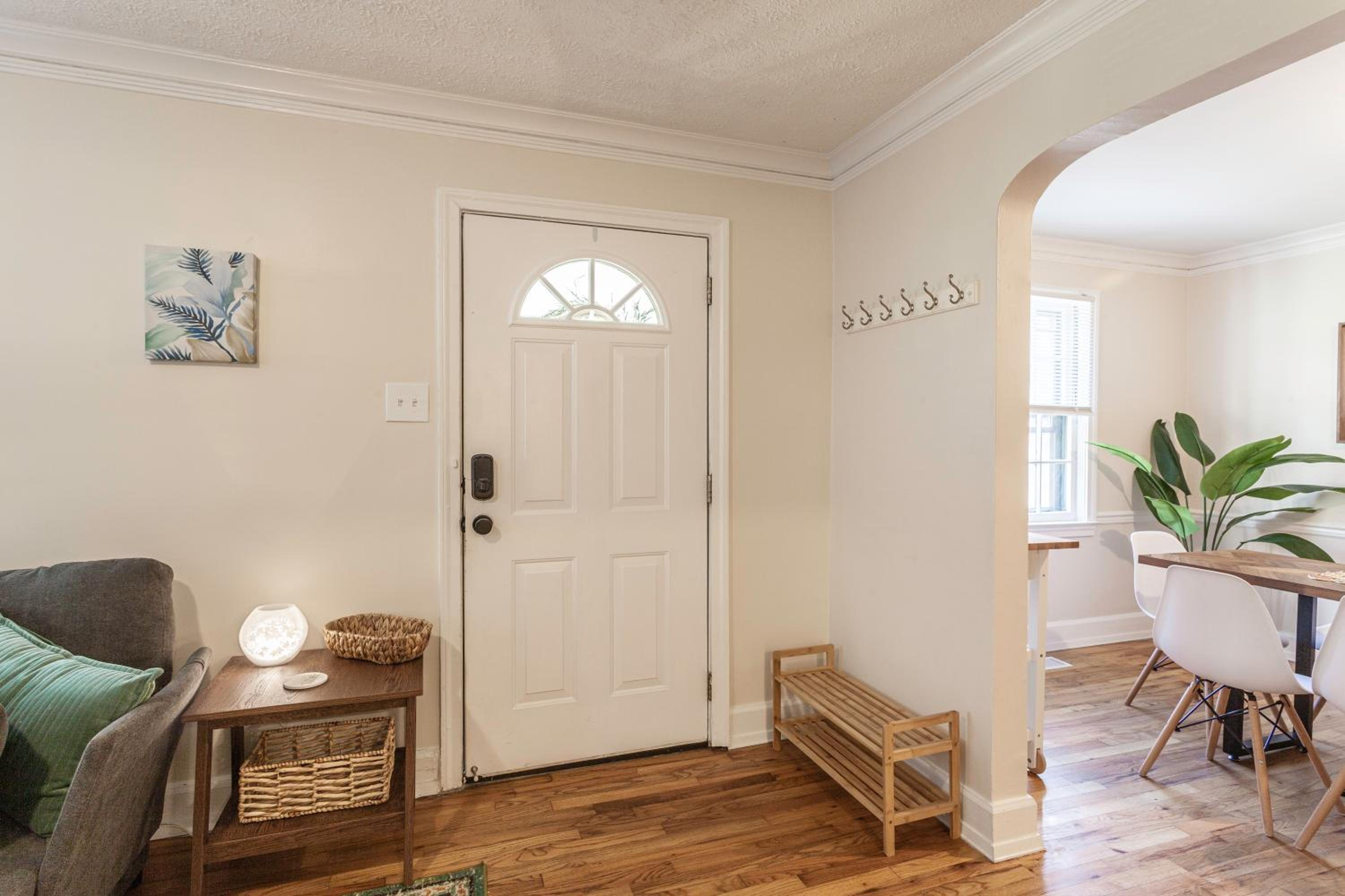 Little Johns Cottage Memphis, Pet-friendly~Parking view 3