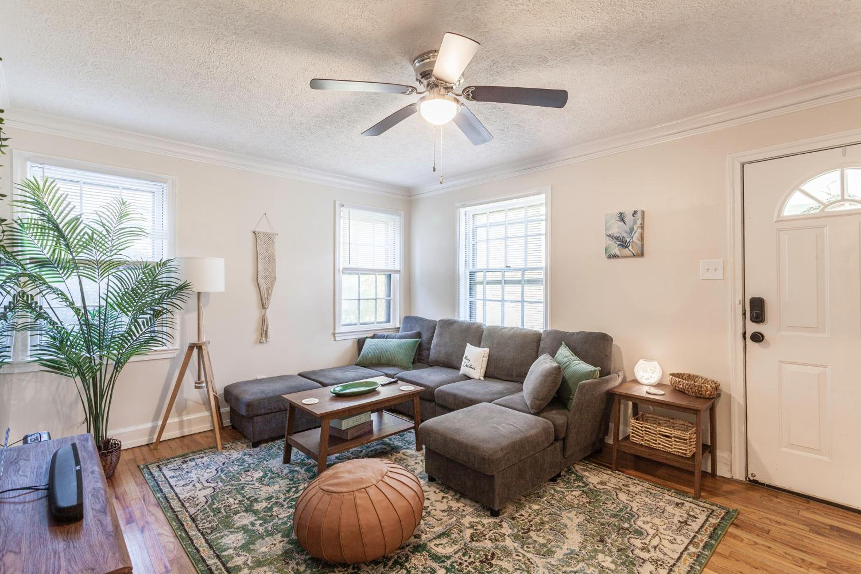 Little Johns Cottage Memphis, Pet-friendly~Parking view 5