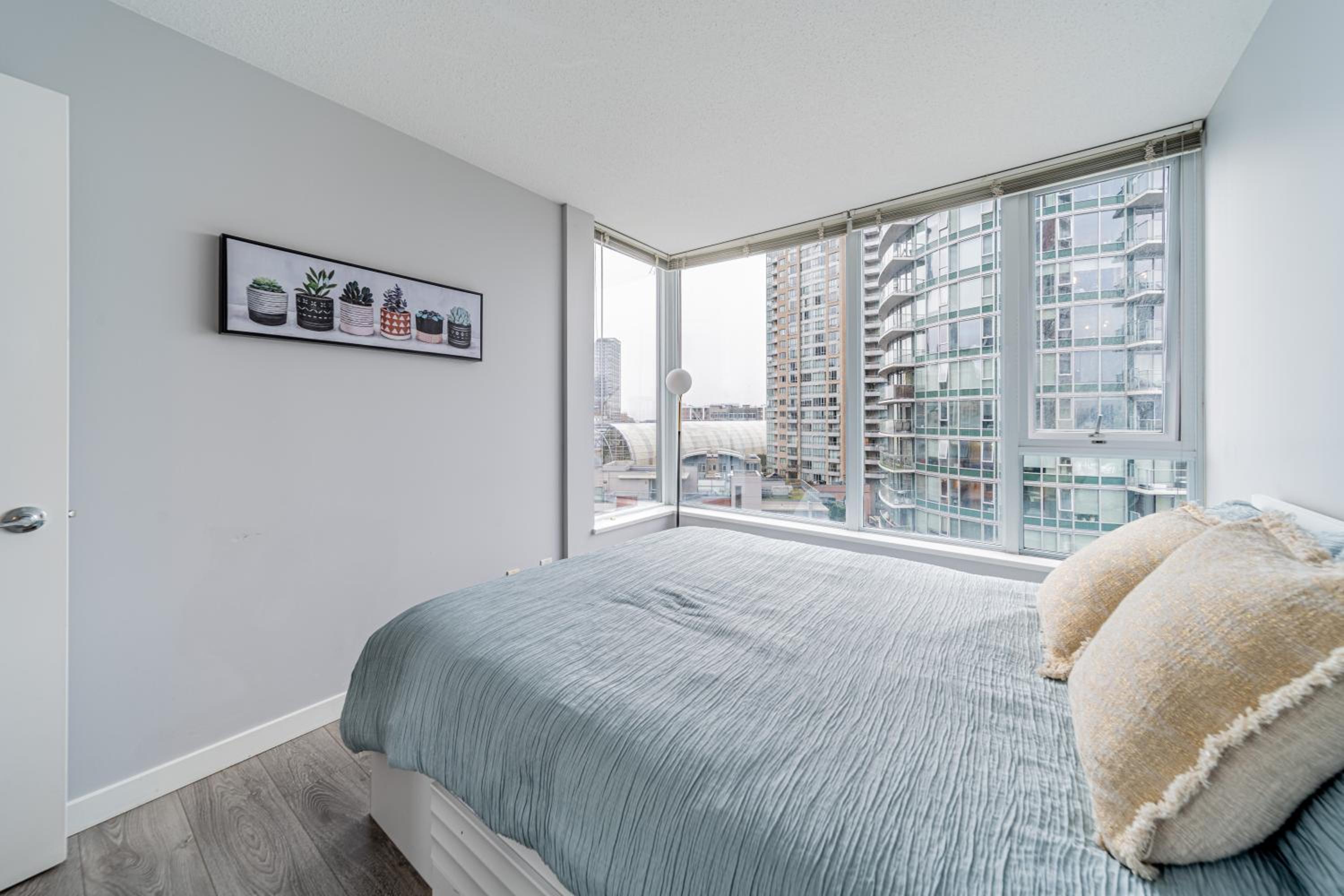 Near BC Place & SkyTrain Access & Free Parking