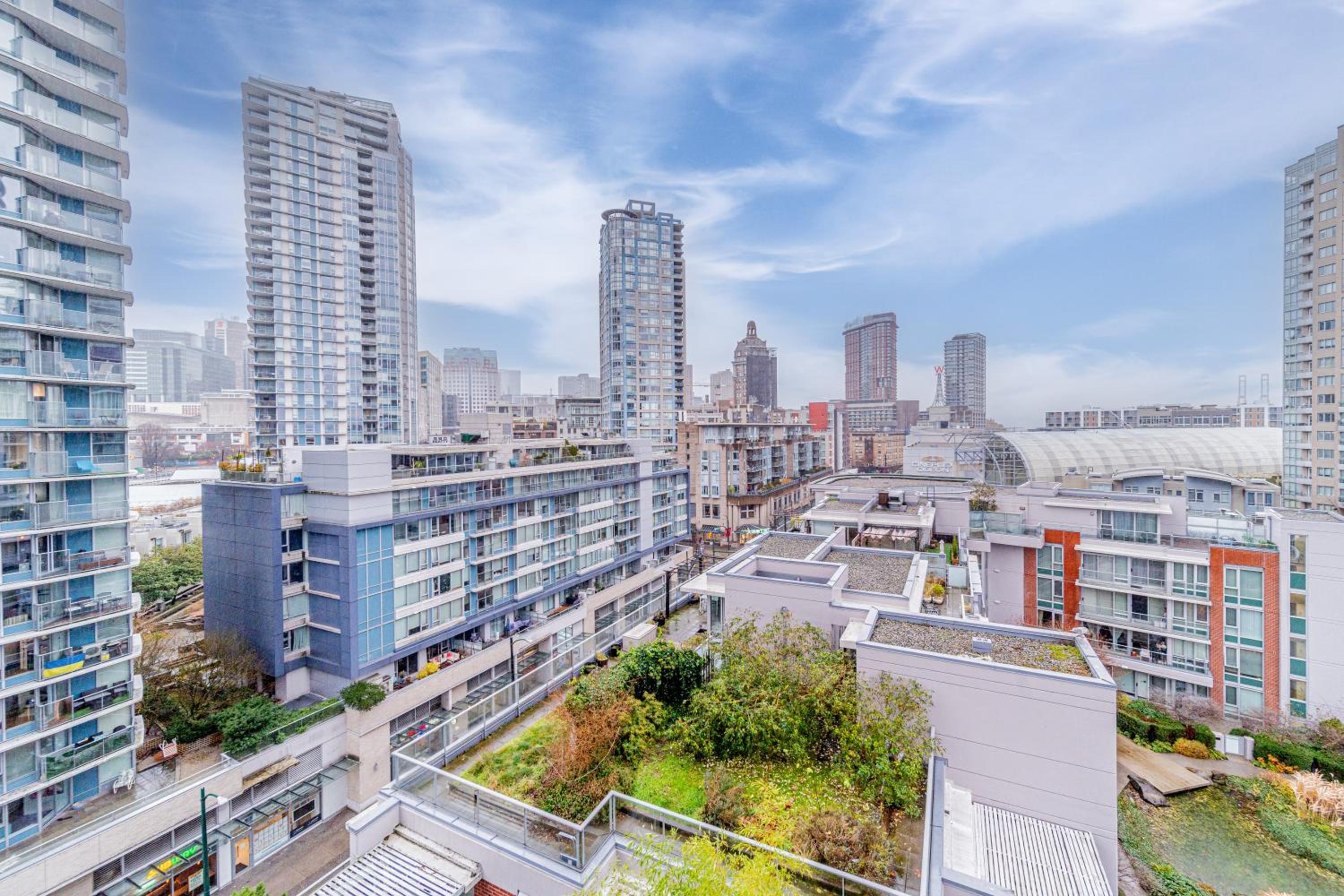 Near BC Place & SkyTrain Access & Free Parking