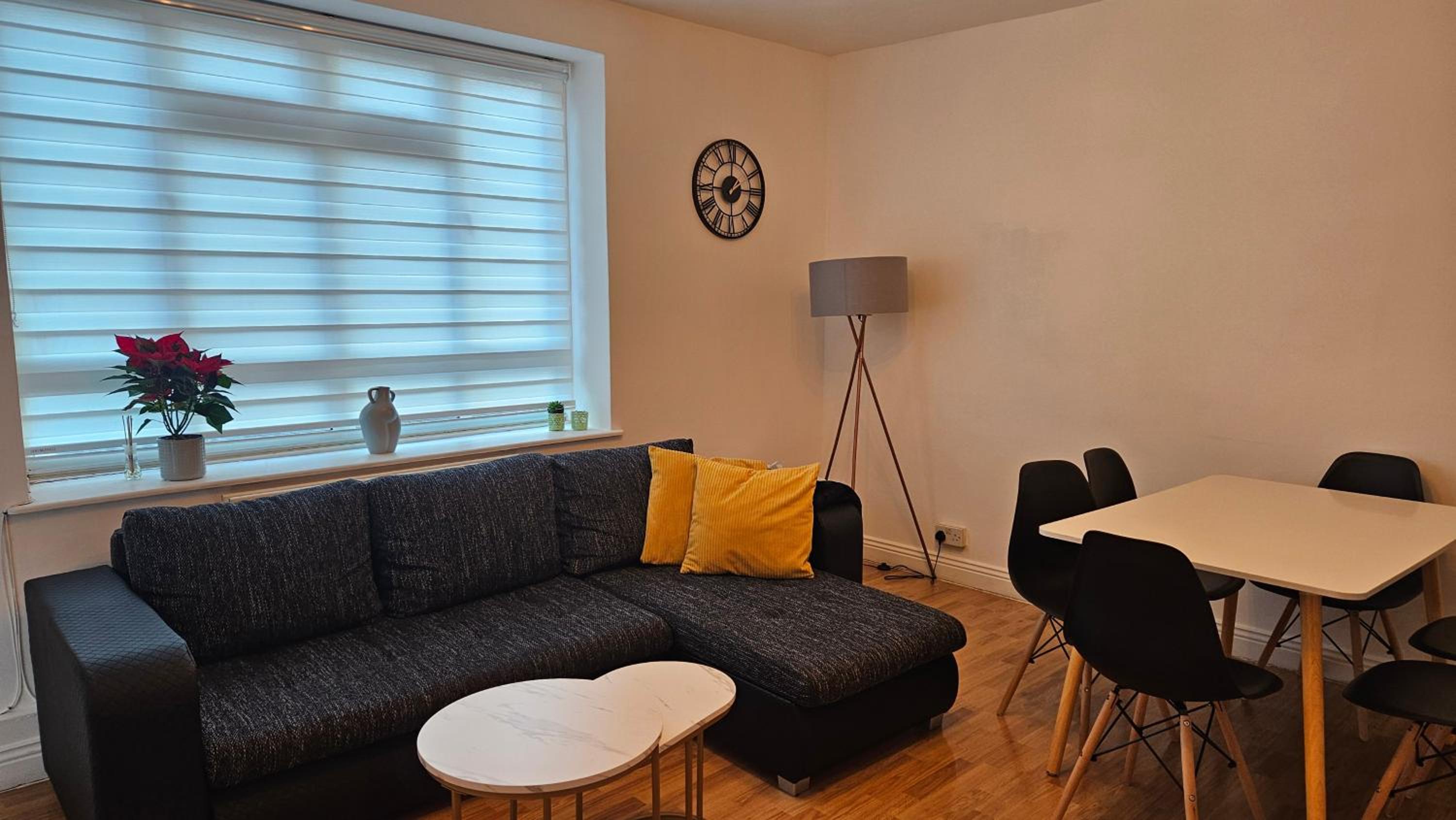 Spacious Two Bedroom Apartment in Battersea, Free Parking