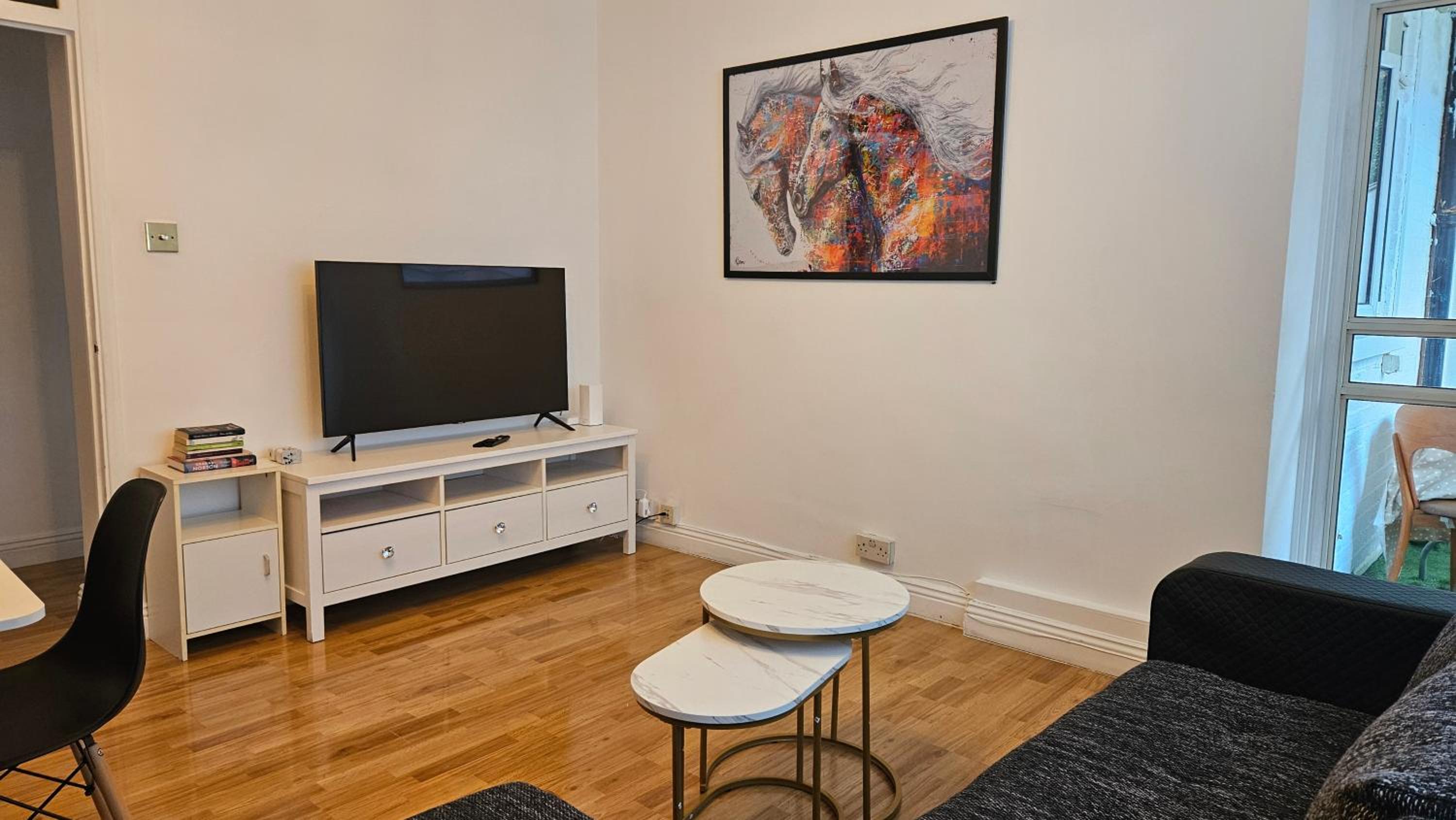 Spacious Two Bedroom Apartment in Battersea, Free Parking