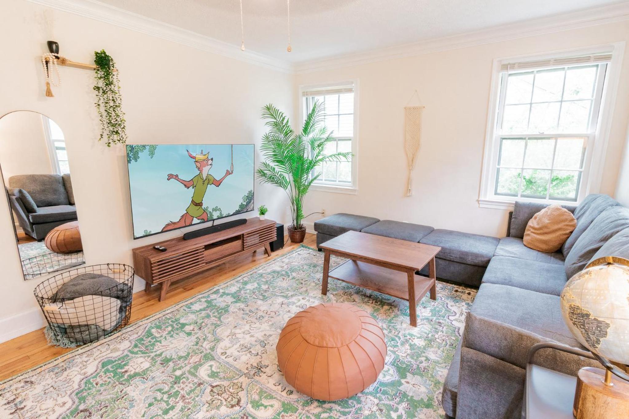 Little Johns Cottage Memphis, Pet-friendly~Parking view 4