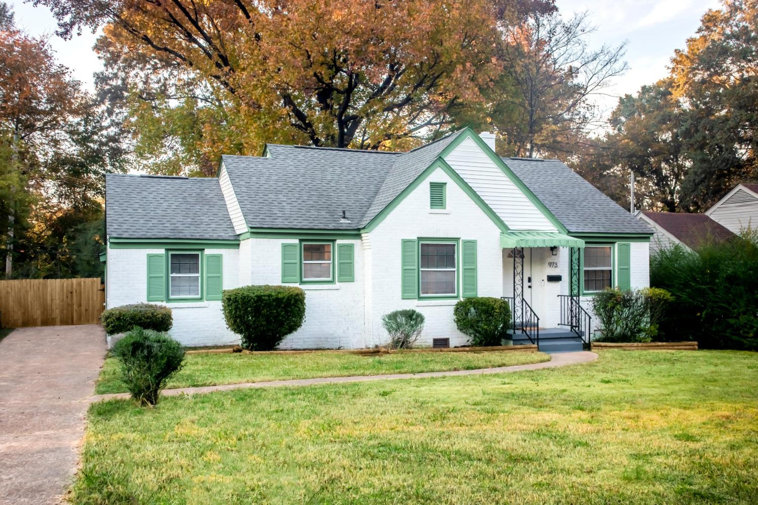Little Johns Cottage Memphis, Pet-friendly~Parking view 2