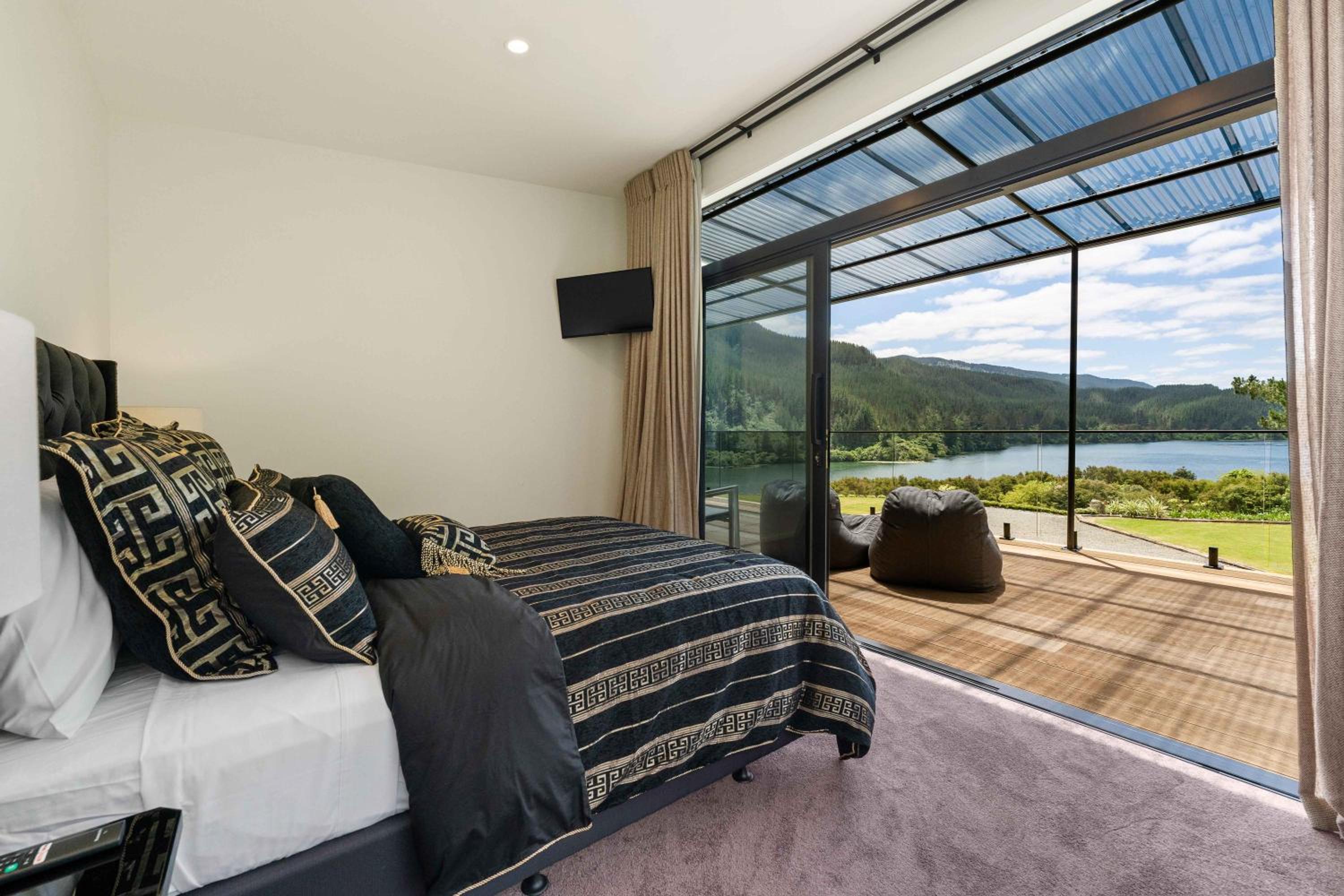 Lakeview Oasis - Lake Whakamaru Retreat