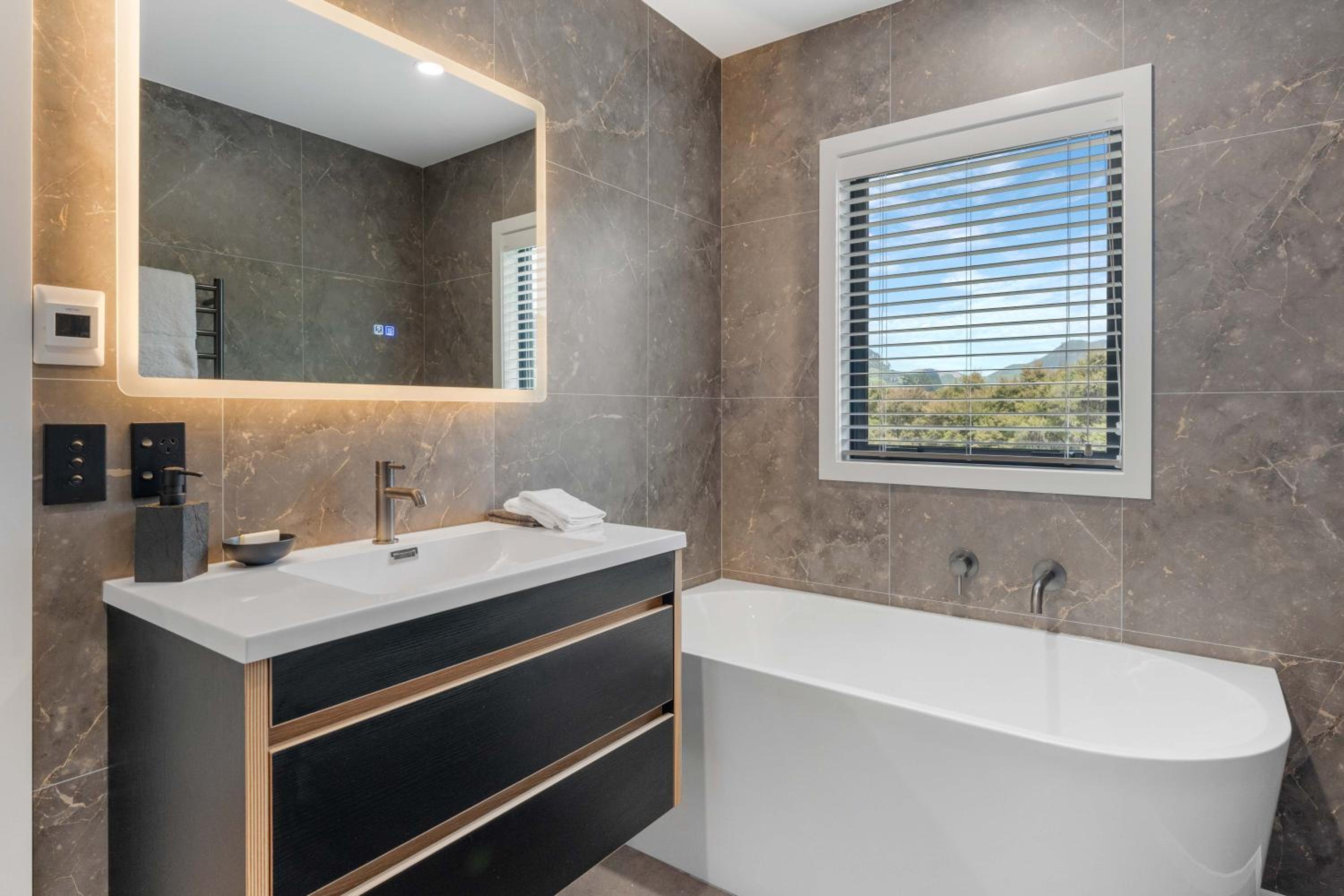 Lakeview Oasis - Lake Whakamaru Retreat