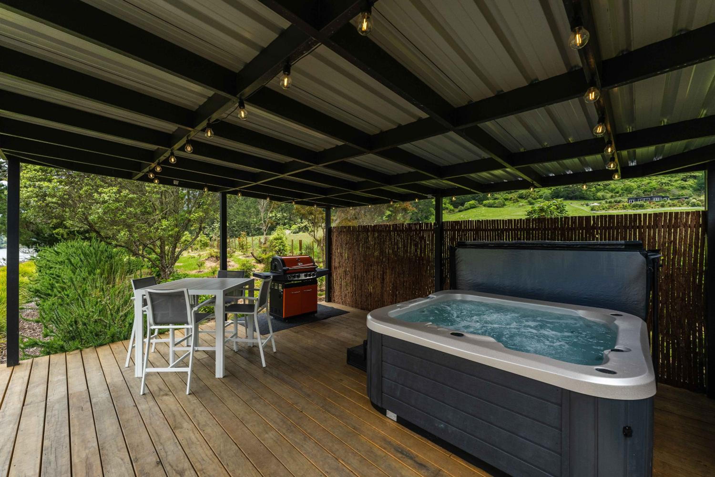 Lakeview Oasis - Lake Whakamaru Retreat