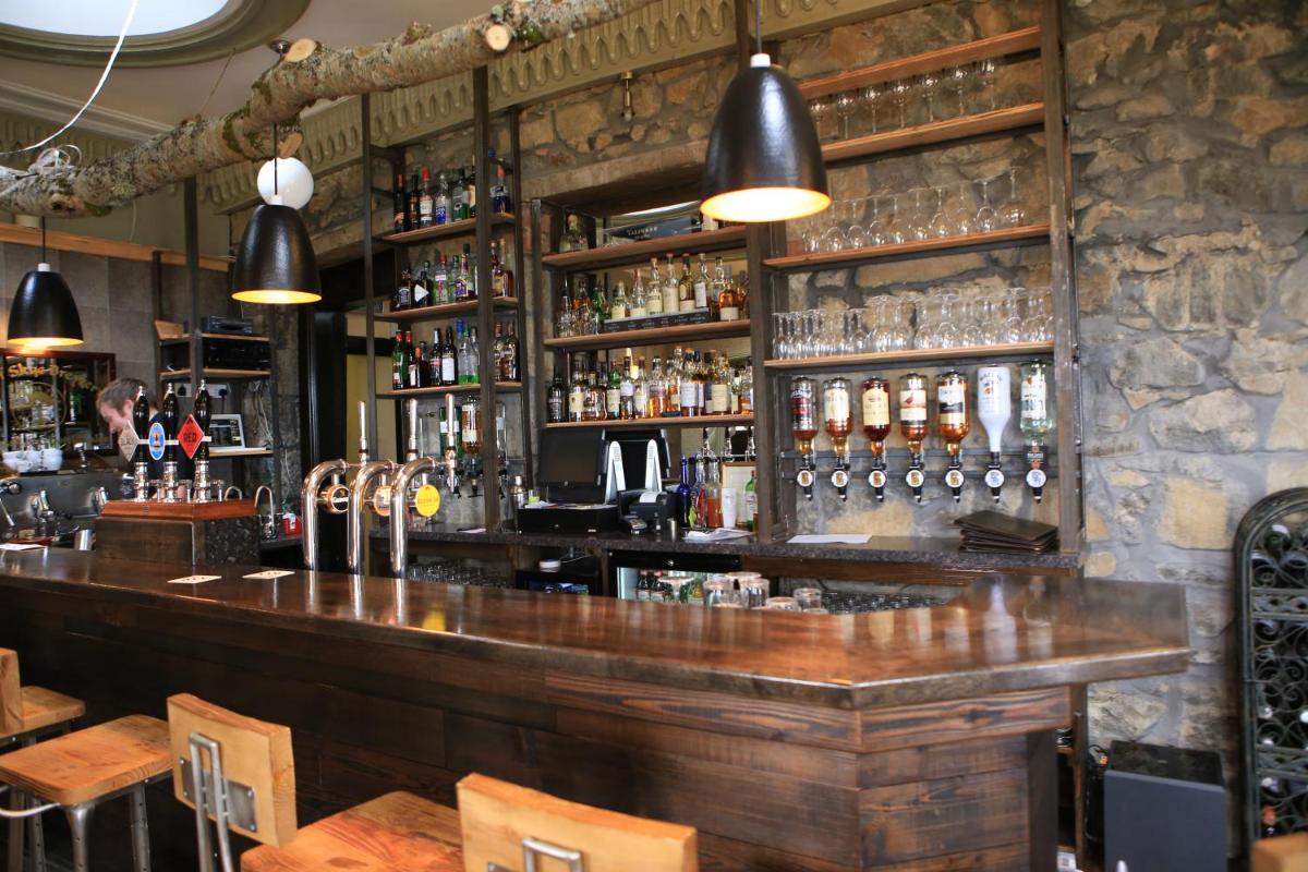 bar