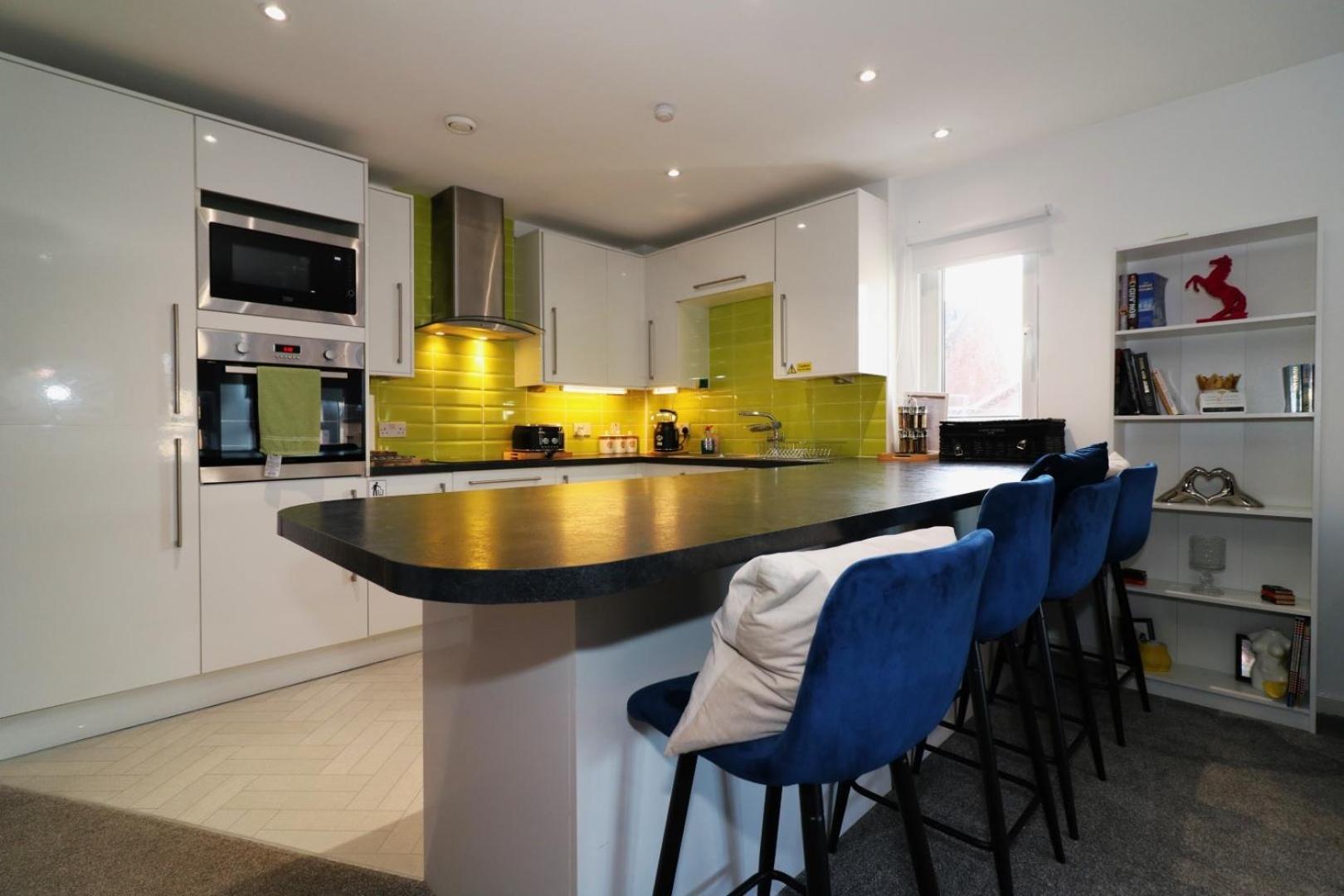 Glas Go Executive 2-Bedroom Apartment near OVO Hydro Free Parking view 3