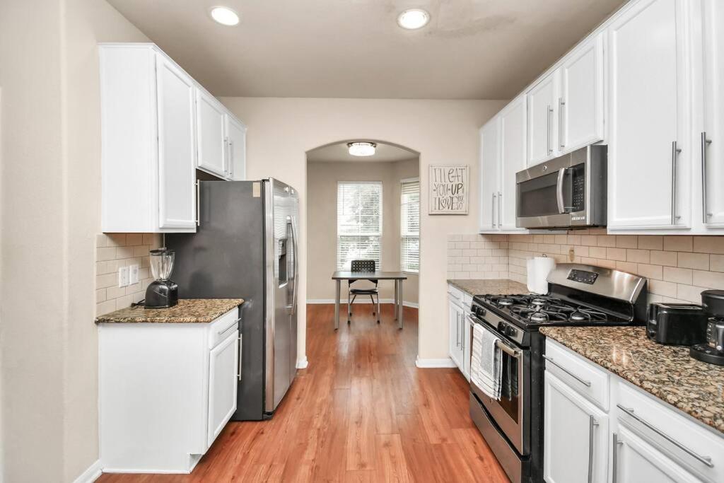 Family Friendly 4Bdroom With Backyard view 2