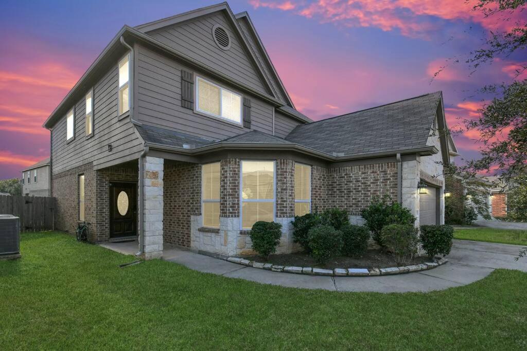 Family Friendly 4Bdroom With Backyard view 4