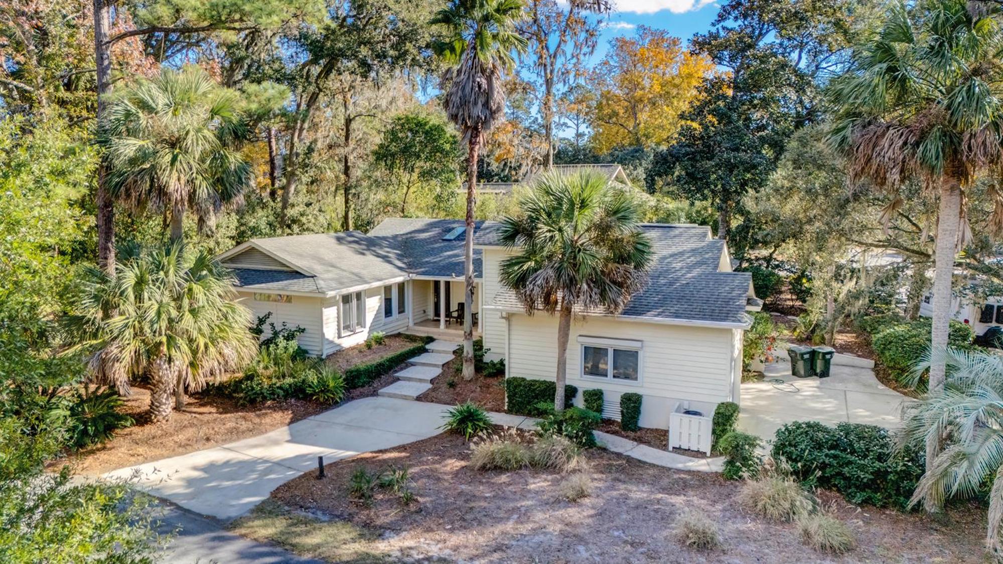 Luxury Updated 6 BR home Private Pool Near Ocean Bikes & Beach Gear Included