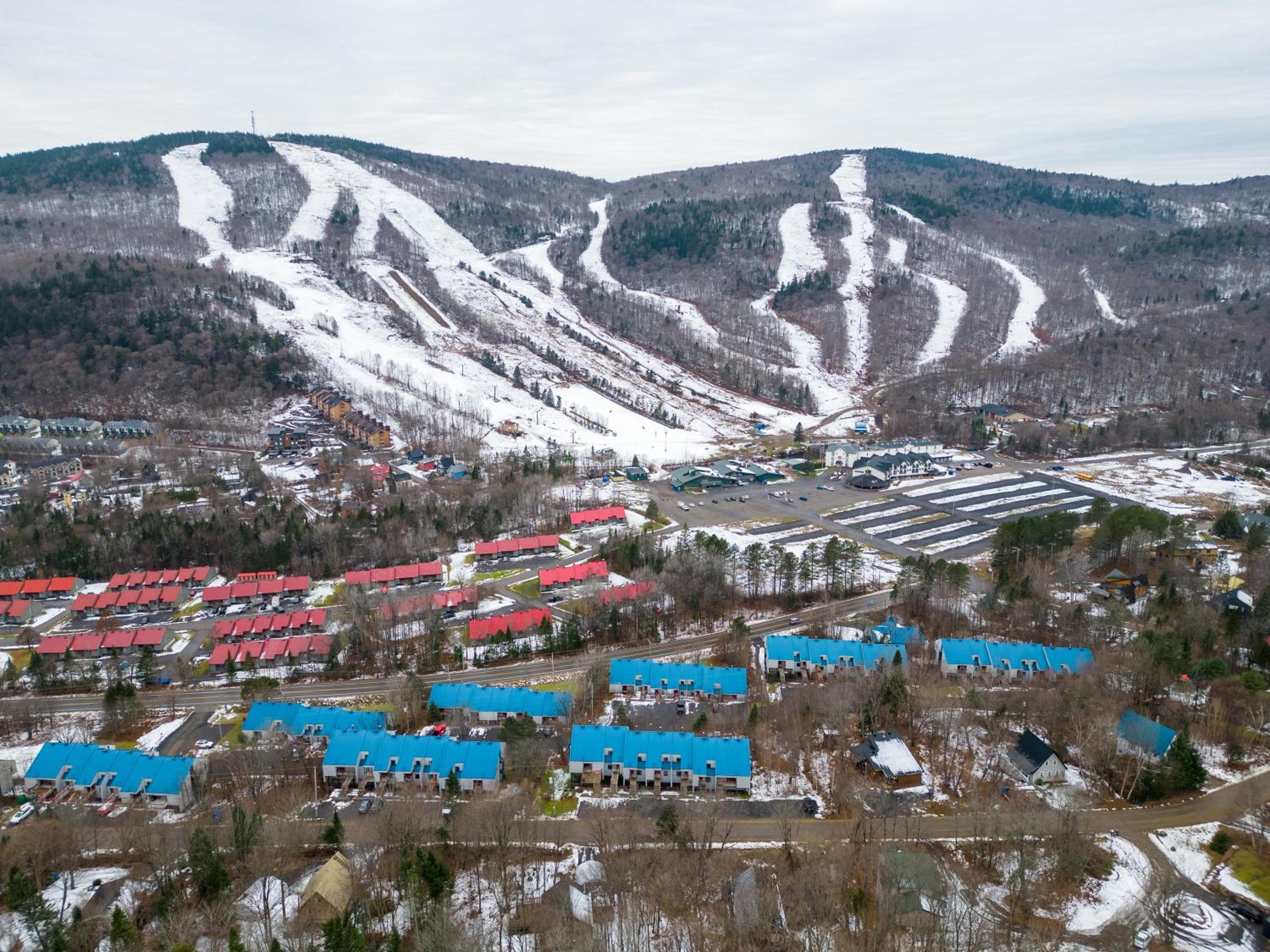 Superbe condo face aux pentes de ski Stoneham!!!
