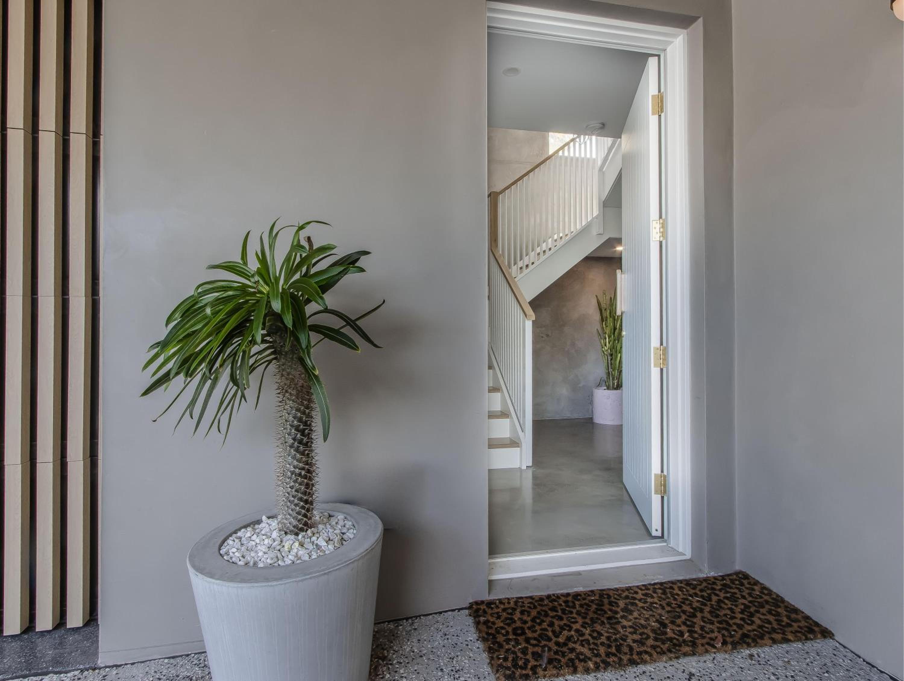 Palm Paradise: Luxury Villa Escape by the Beach