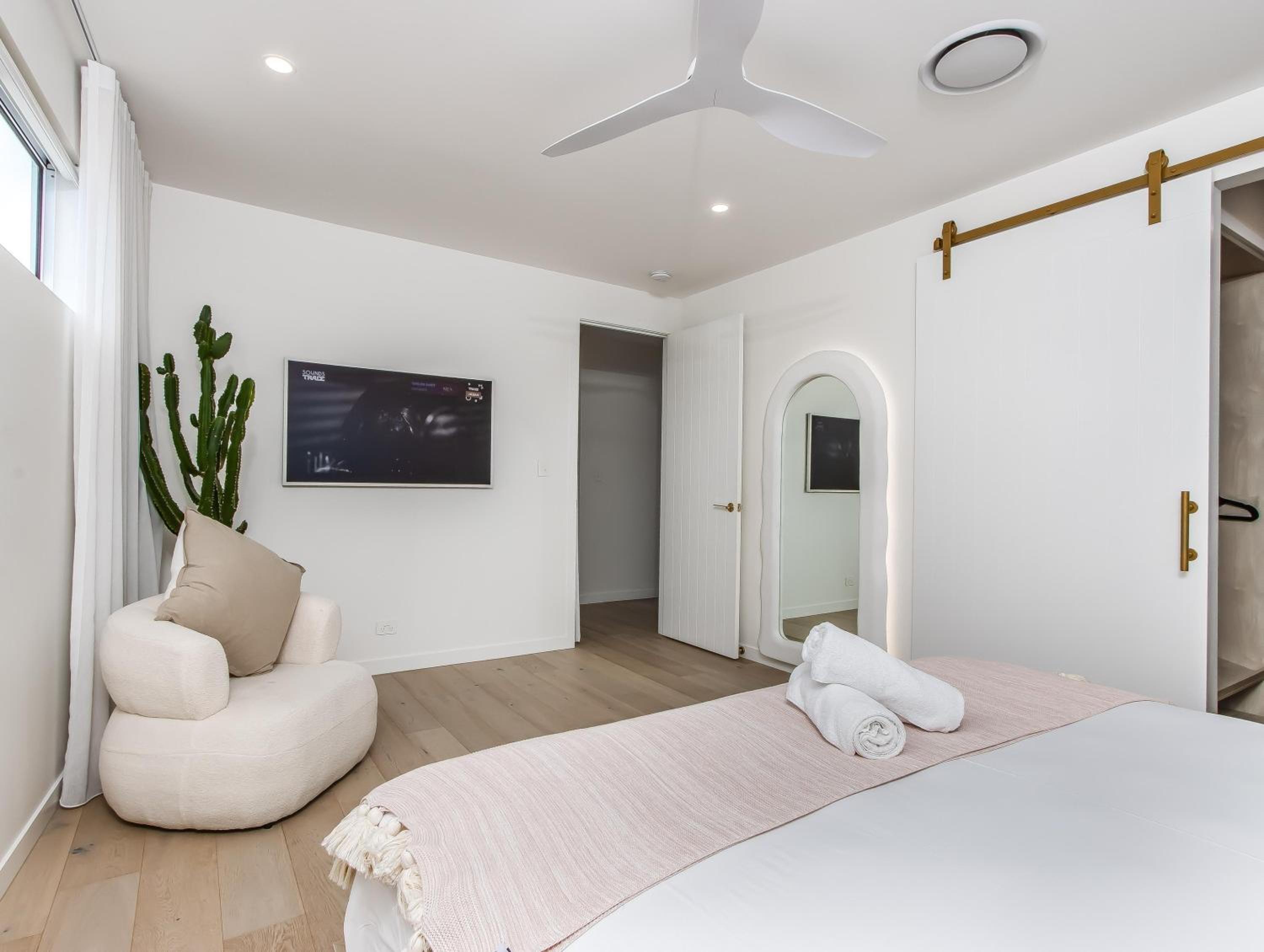 Palm Paradise: Luxury Villa Escape by the Beach