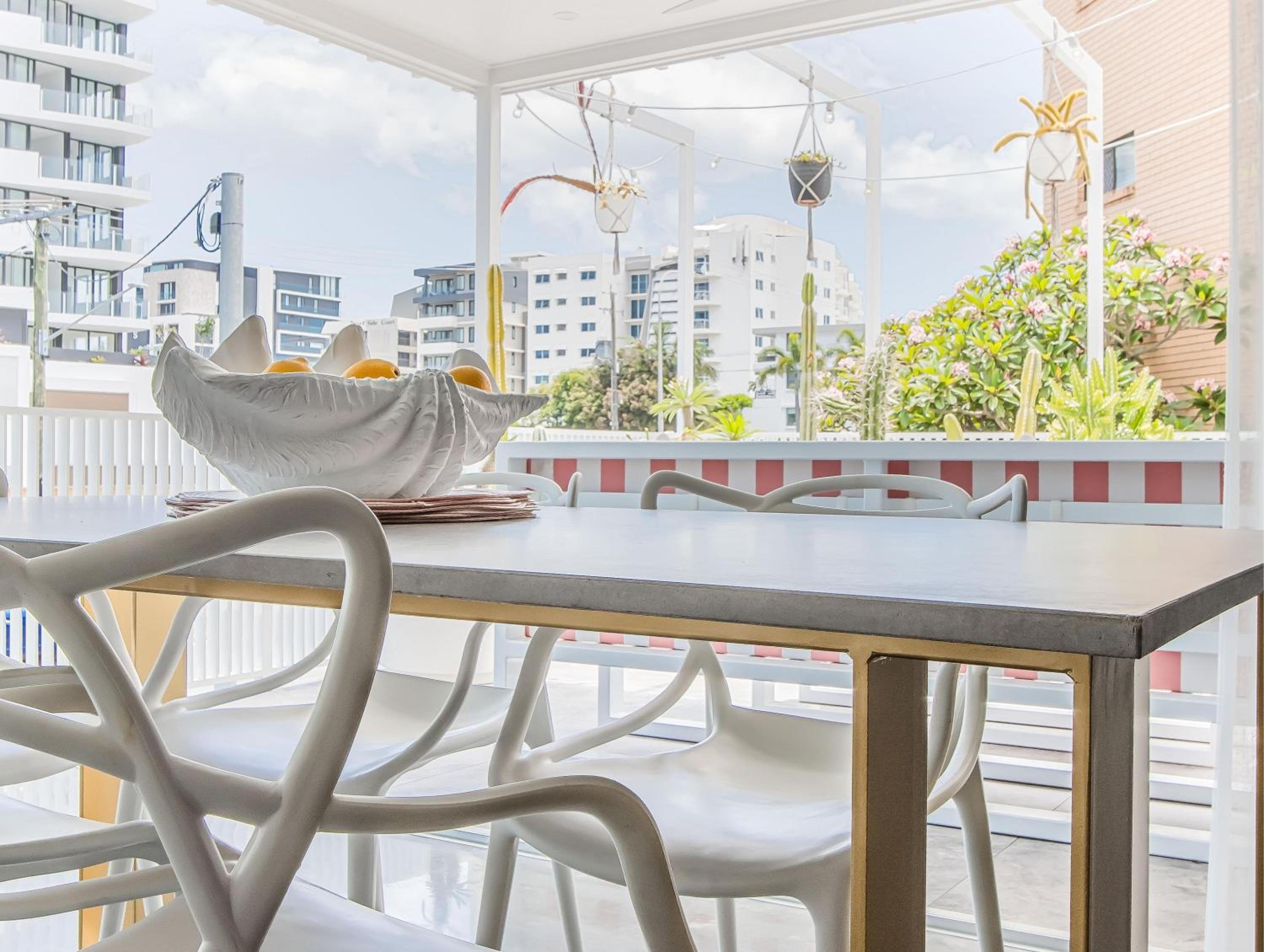 Palm Paradise: Luxury Villa Escape by the Beach