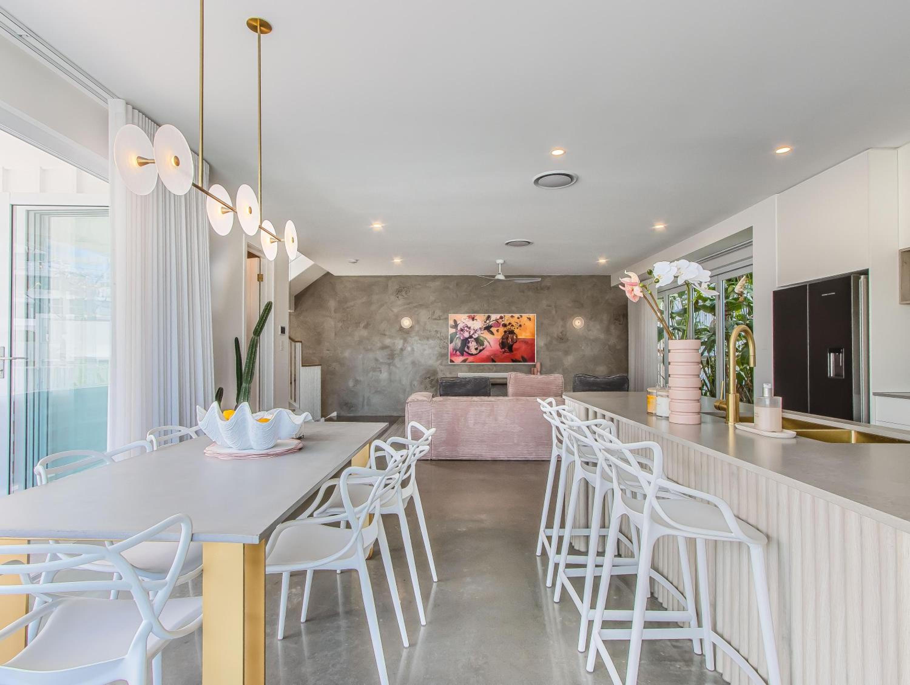 Palm Paradise: Luxury Villa Escape by the Beach