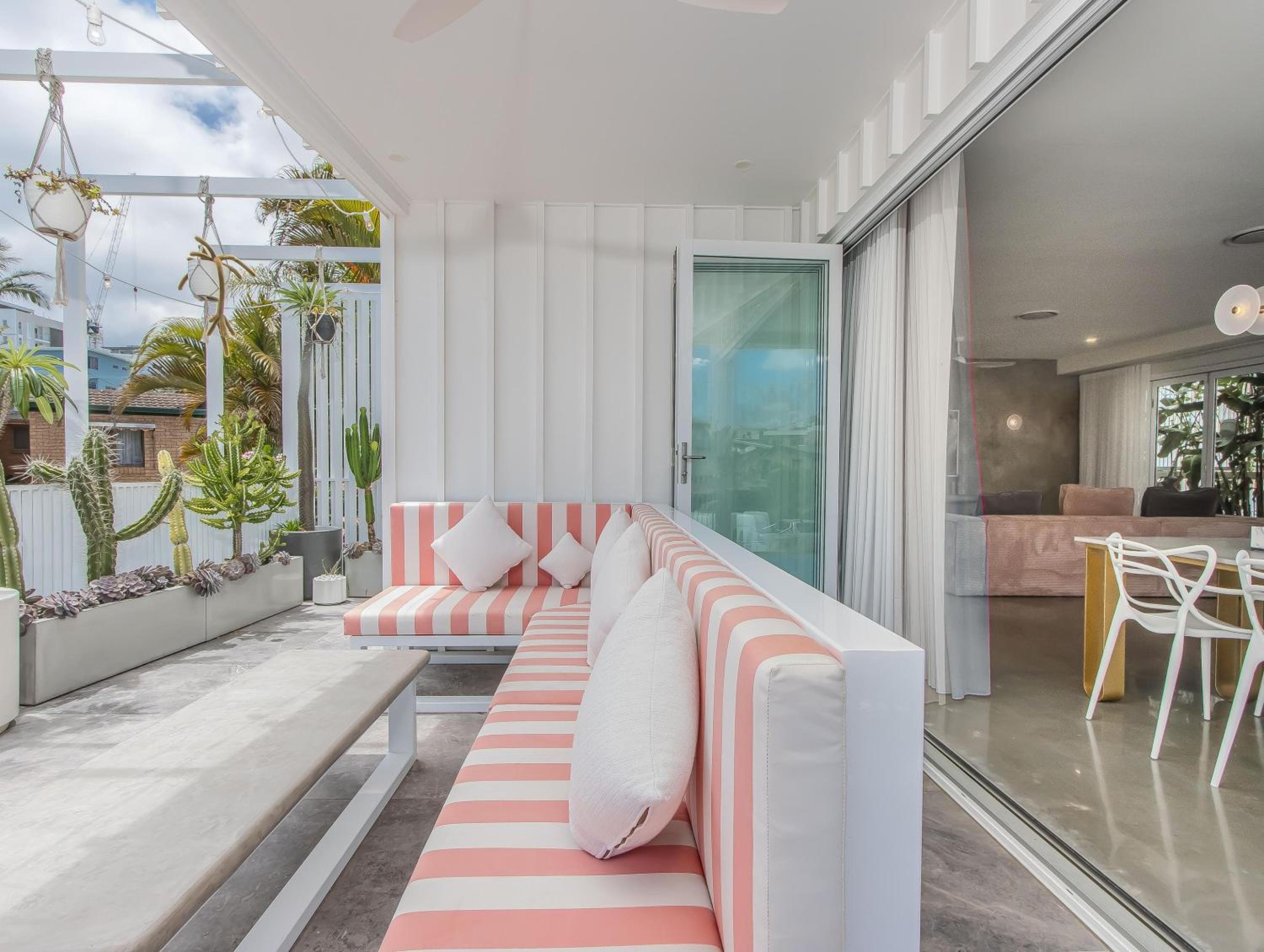 Palm Paradise: Luxury Villa Escape by the Beach