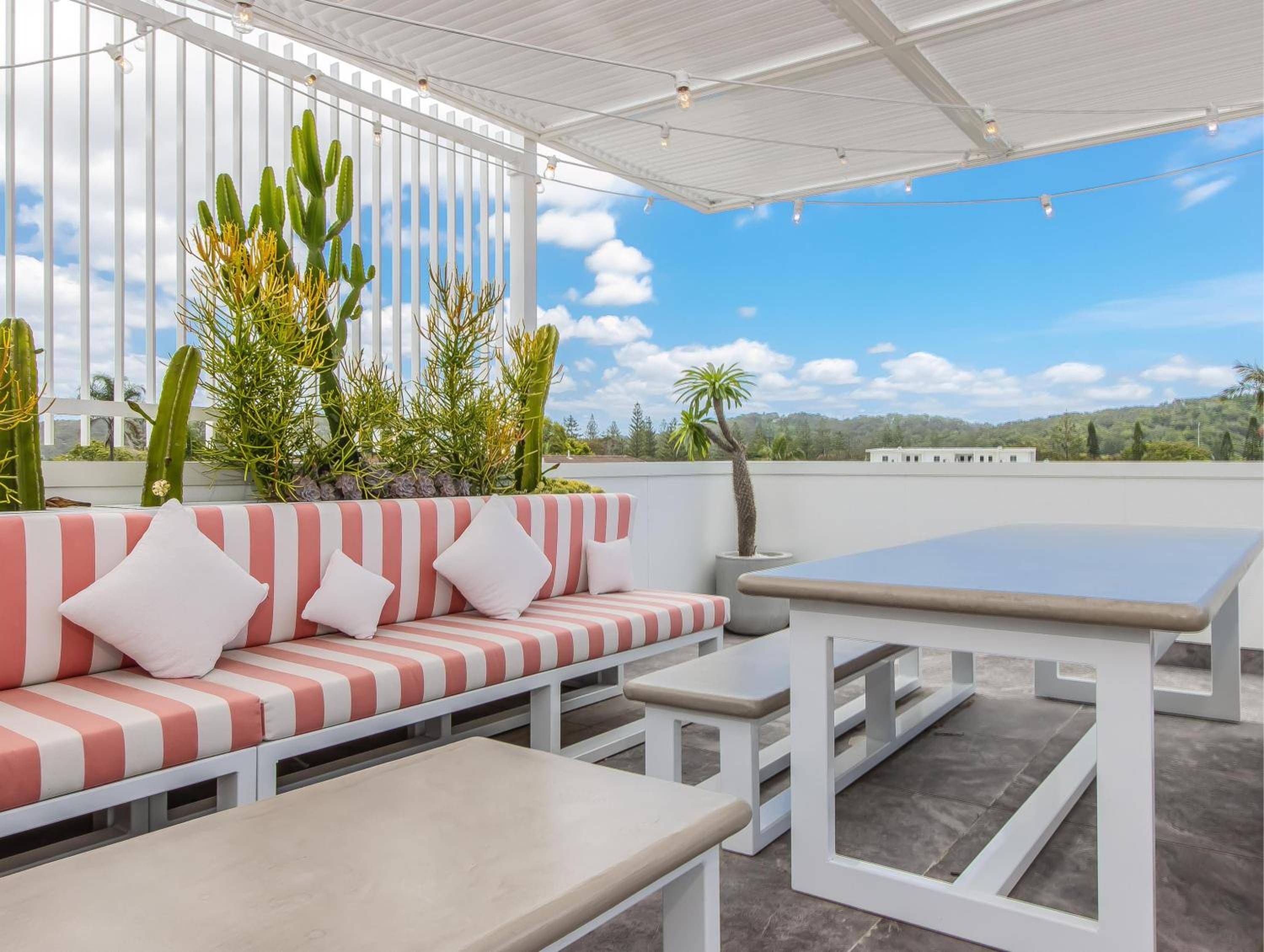 Palm Paradise: Luxury Villa Escape by the Beach