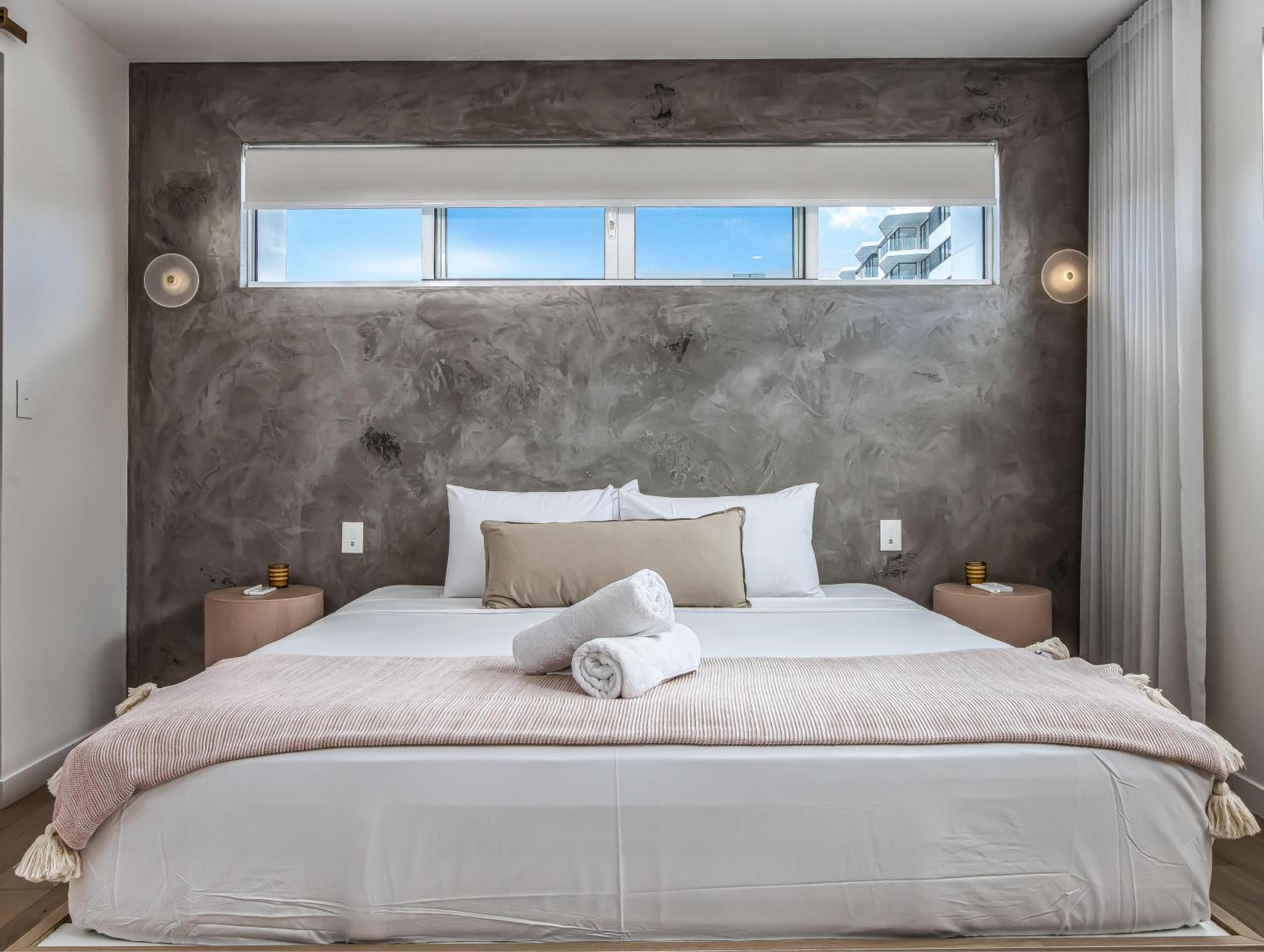 Palm Paradise: Luxury Villa Escape by the Beach