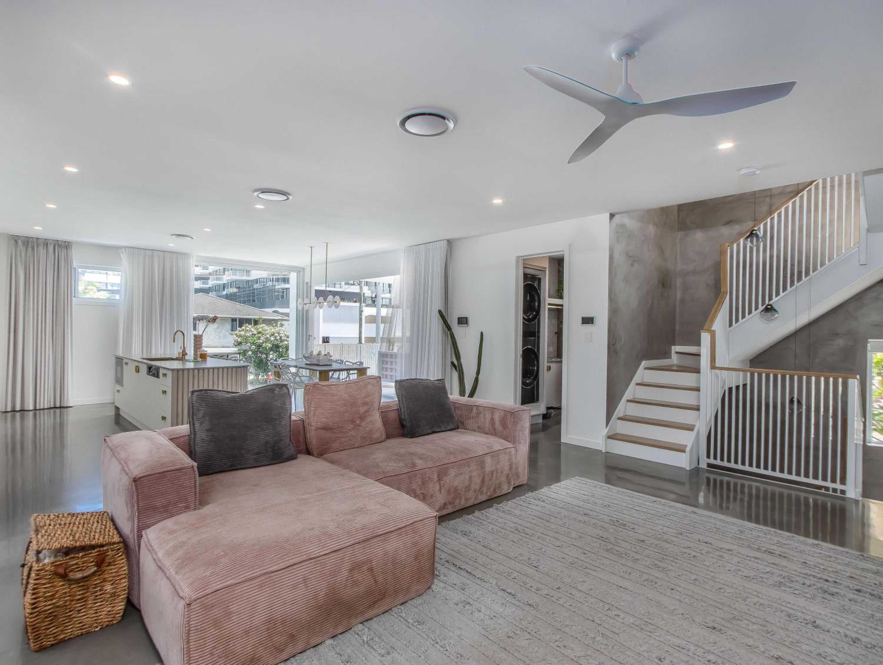 Palm Paradise: Luxury Villa Escape by the Beach