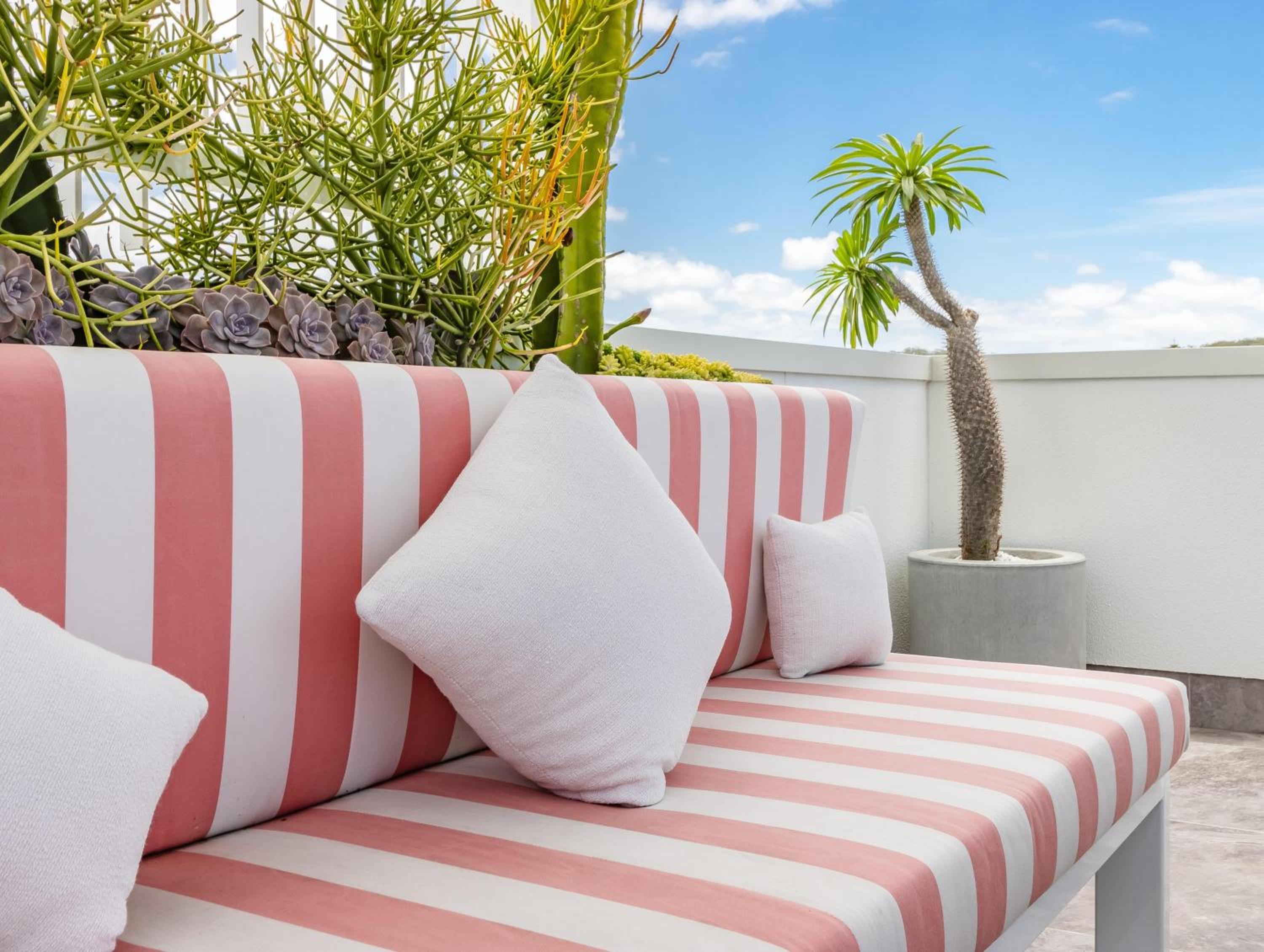 Palm Paradise: Luxury Villa Escape by the Beach