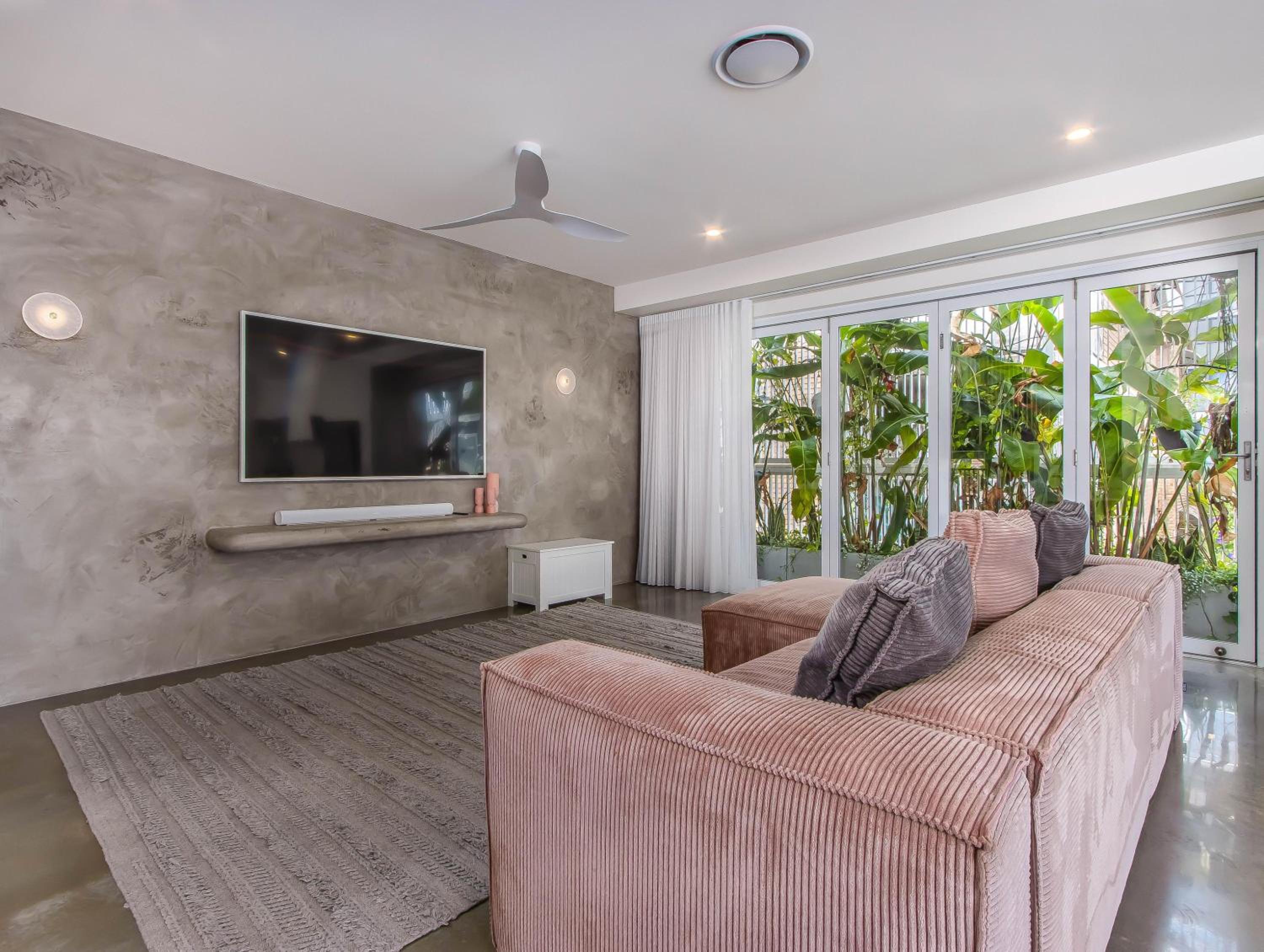 Palm Paradise: Luxury Villa Escape by the Beach