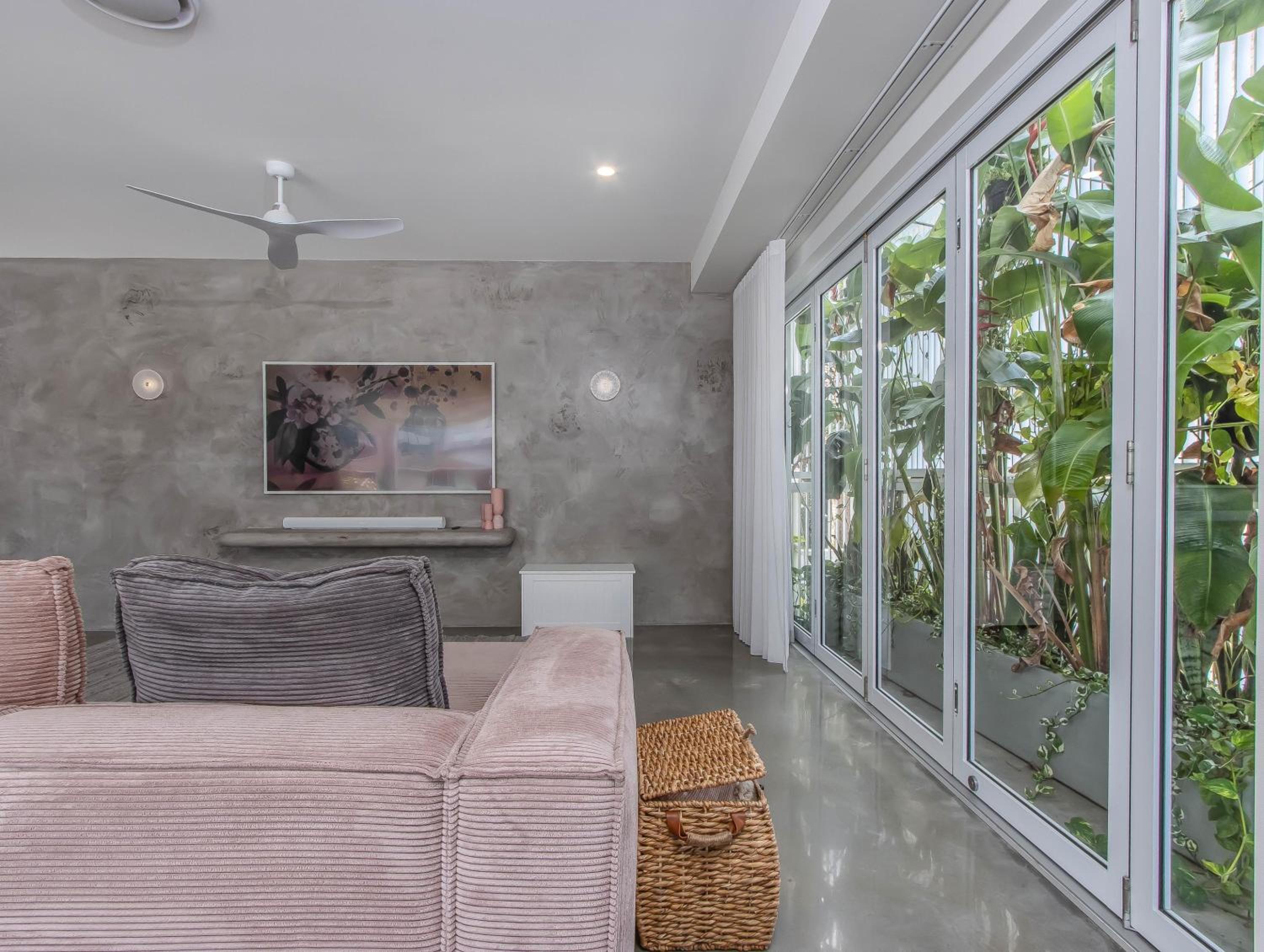 Palm Paradise: Luxury Villa Escape by the Beach