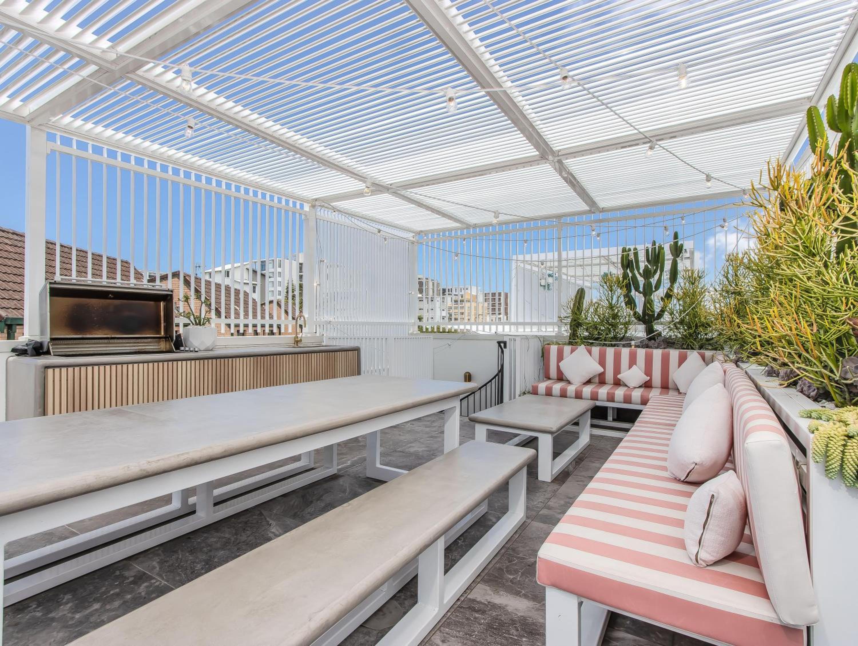 Palm Paradise: Luxury Villa Escape by the Beach
