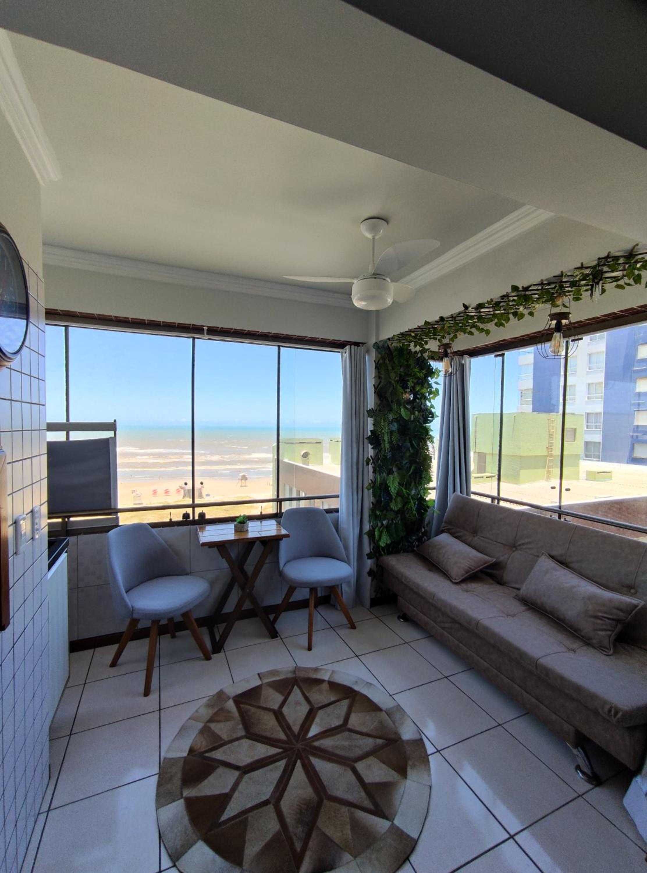 Apto 2 dorm com vista para o mar